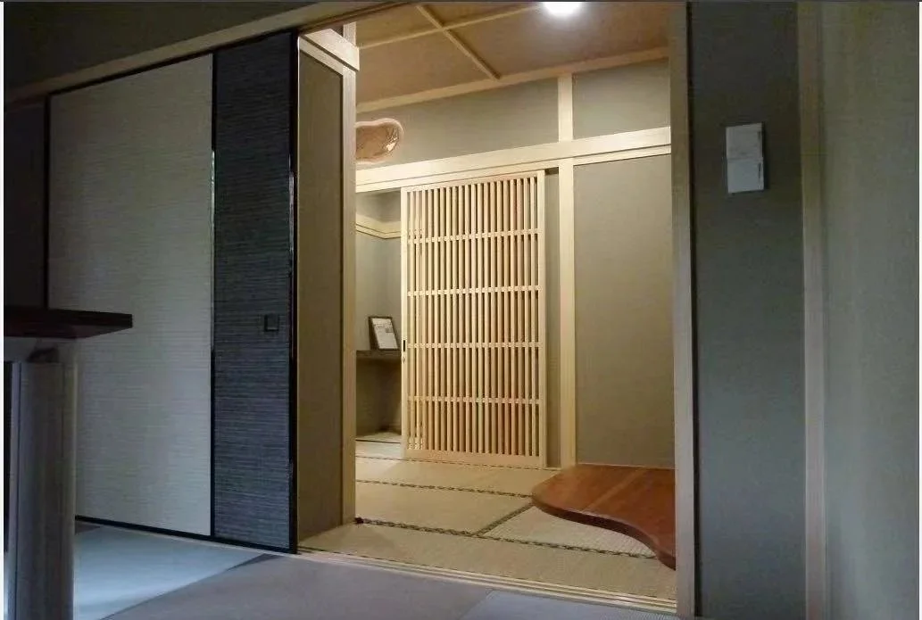 和風の室内、畳の床と木製の引き戸。
