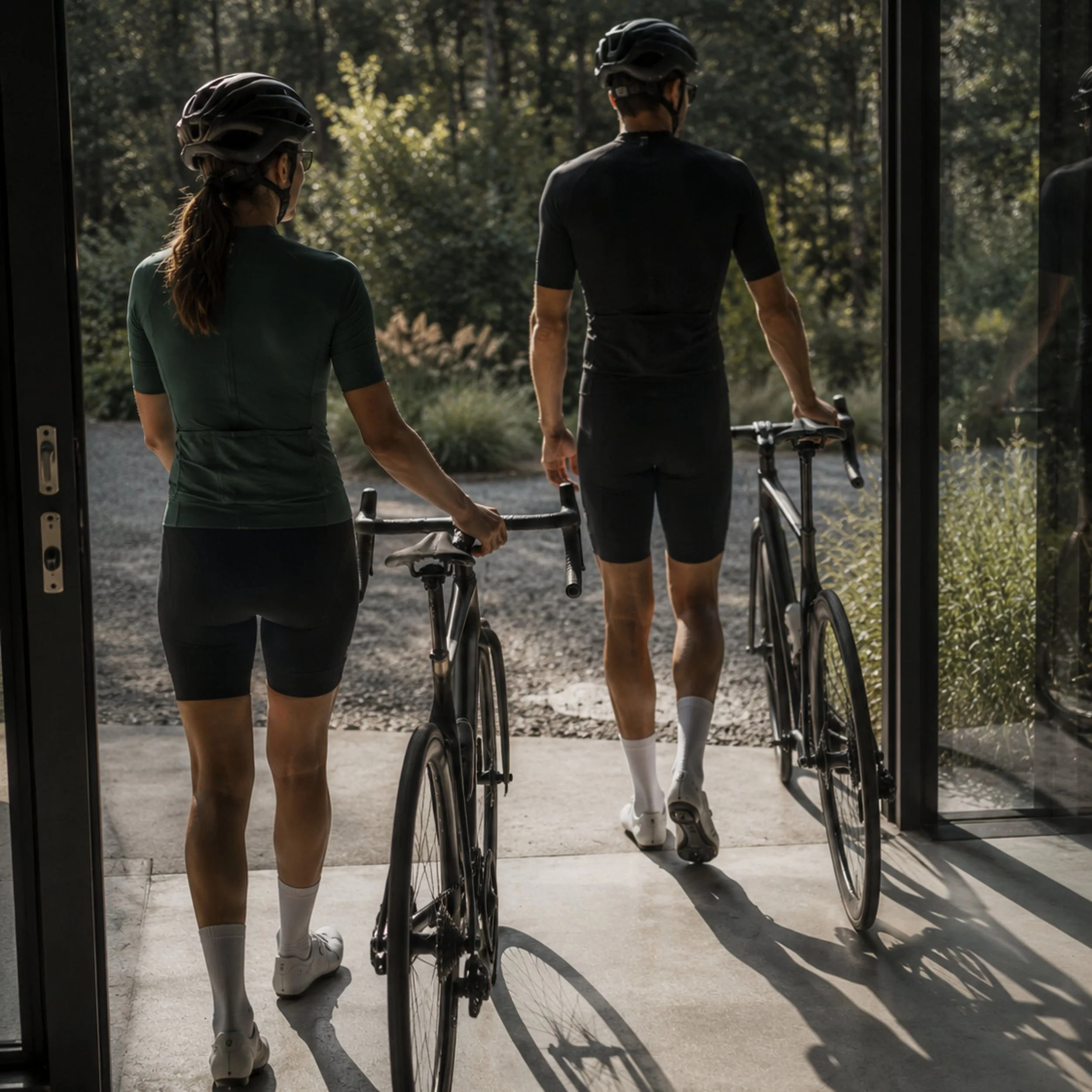 Cyclistes quittant la maison avec leurs vélos