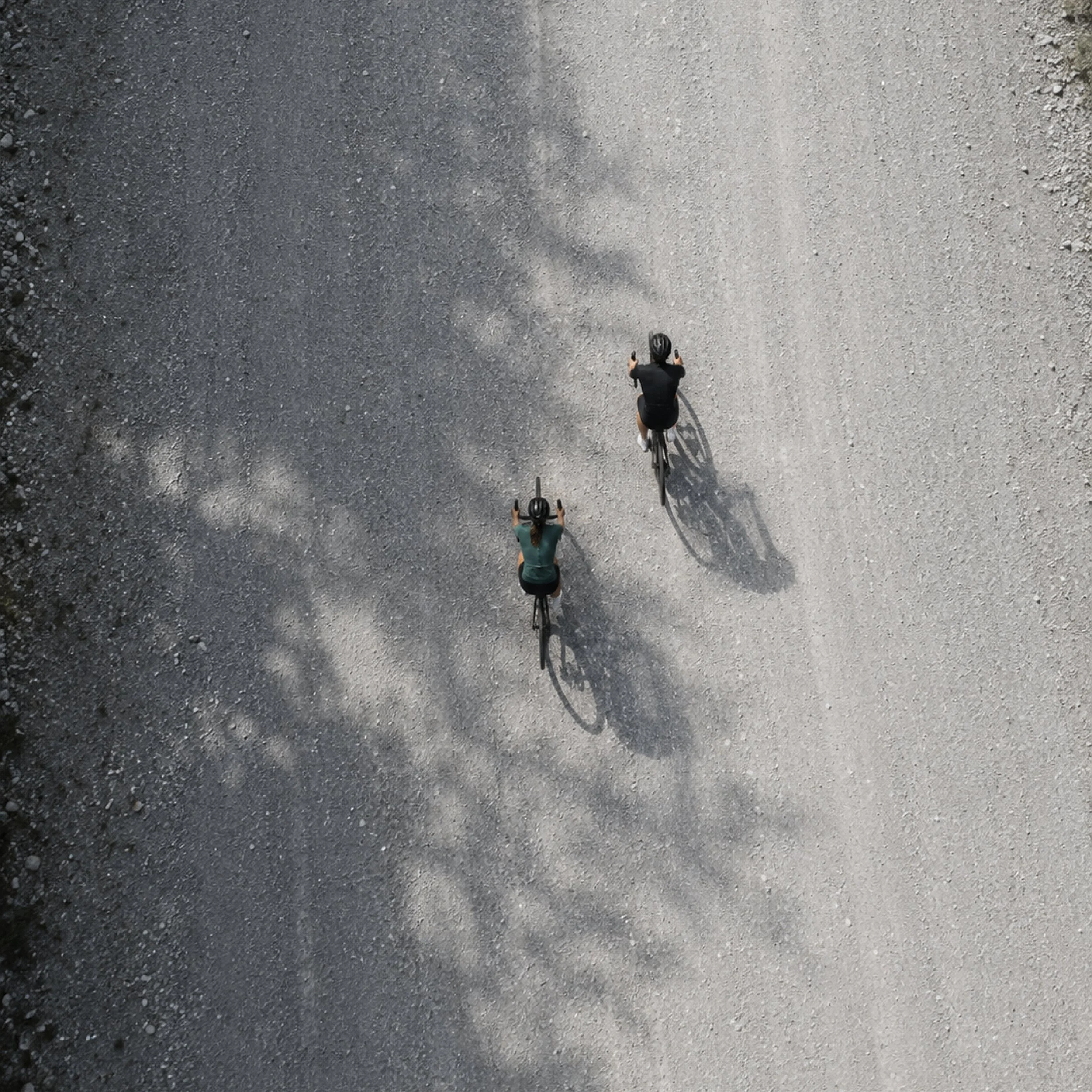 Vue aérienne de cyclistes sur un chemin de gravier