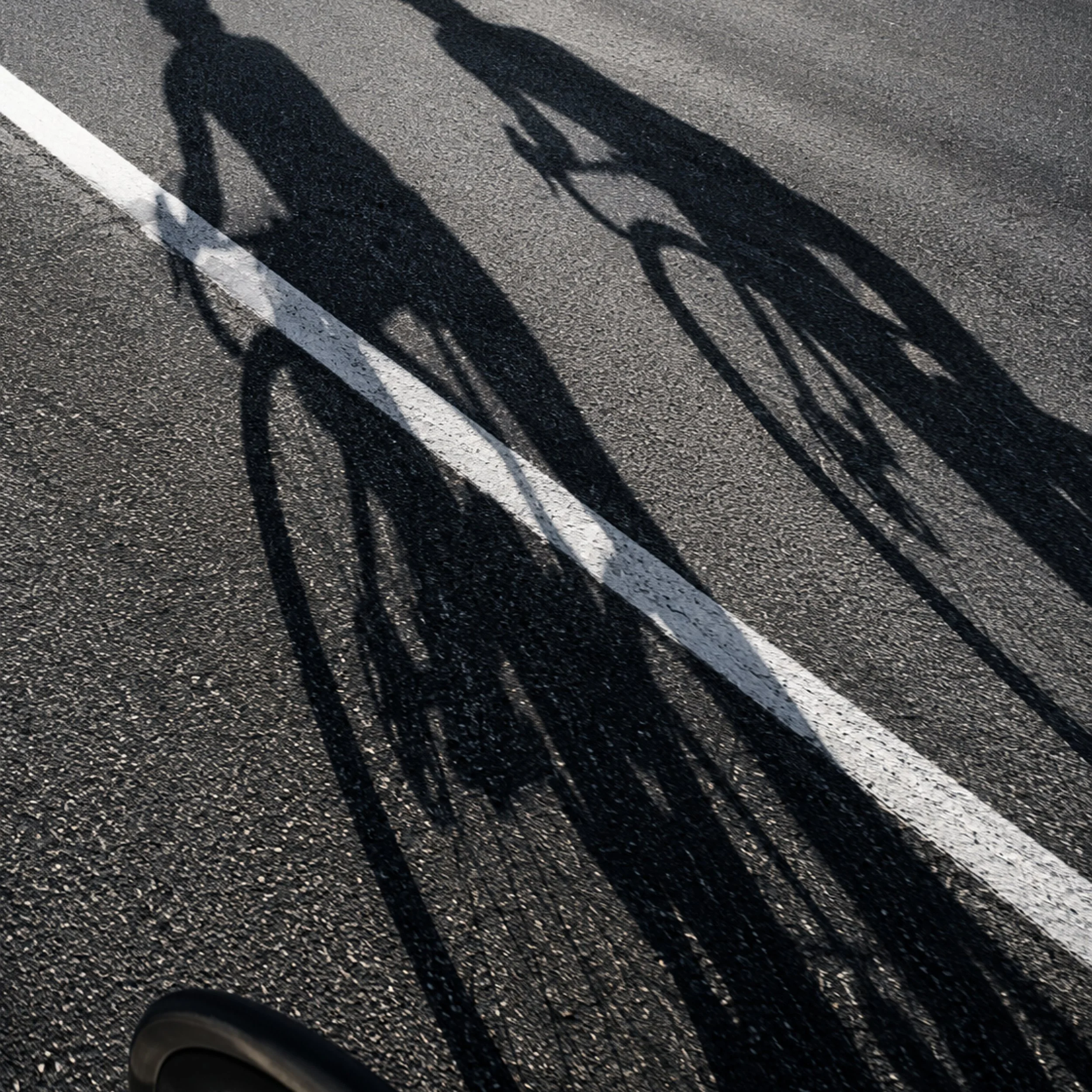 Ombres de cyclistes sur la route