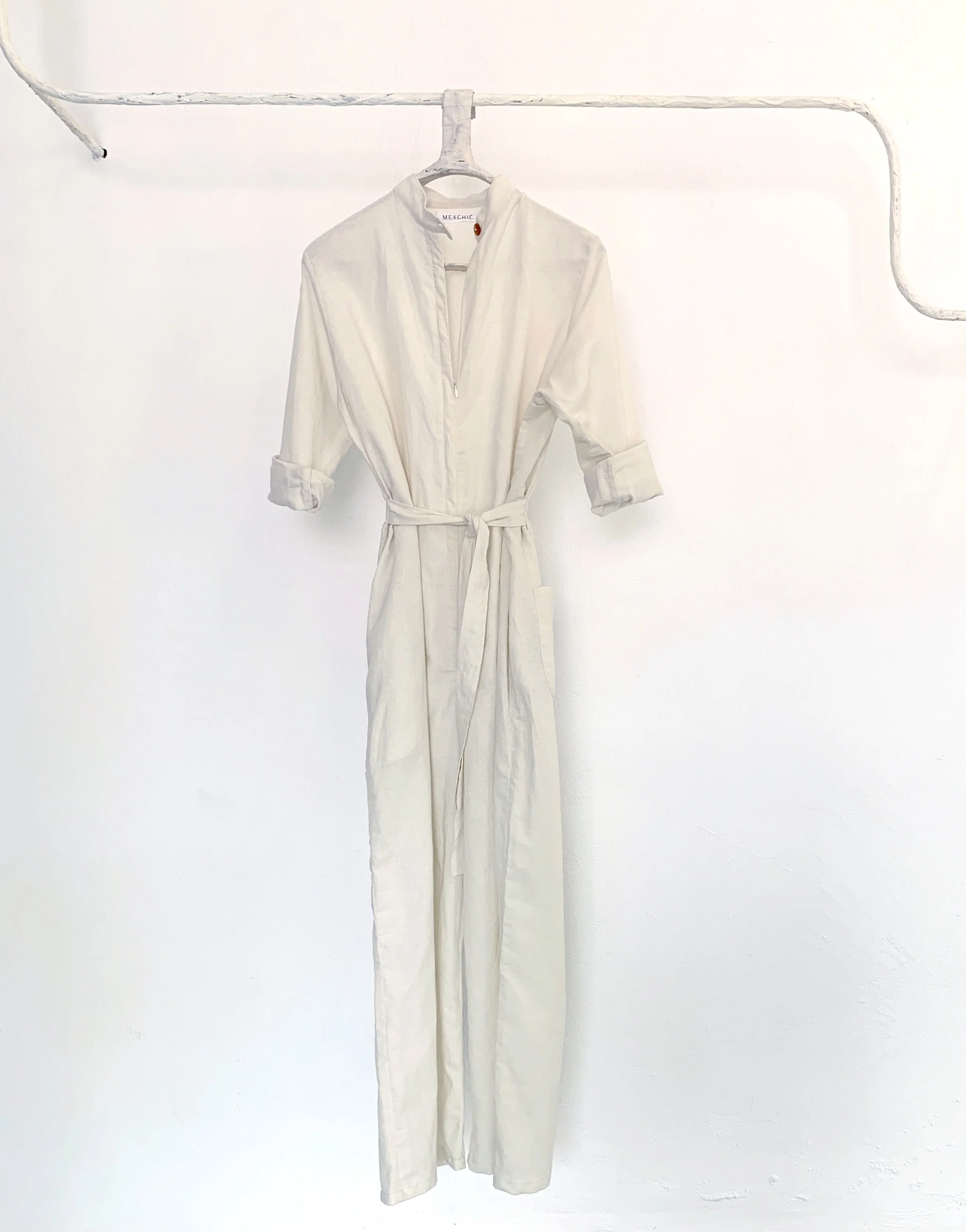 Mexchic clothing collection Anatomy shopping in Oaxaca, Mexico, simple, minimal, minimalist handmade with natural fabrics and fibers, ecological botanical dyes, regenerative cotton, and wool with Mexican artisans, weavers, spinners, red pottery baro 