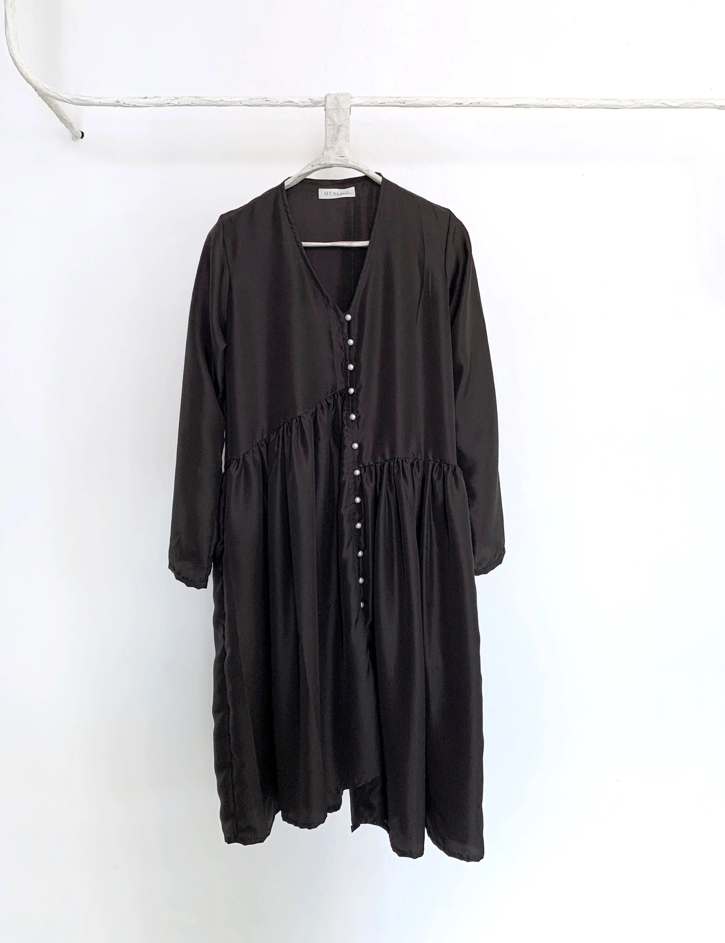Mexchic clothing collection Anatomy shopping in Oaxaca, Mexico, simple, minimal, minimalist handmade with natural fabrics and fibers, ecological botanical dyes, regenerative cotton, and wool with Mexican artisans, weavers, spinners, red pottery baro 