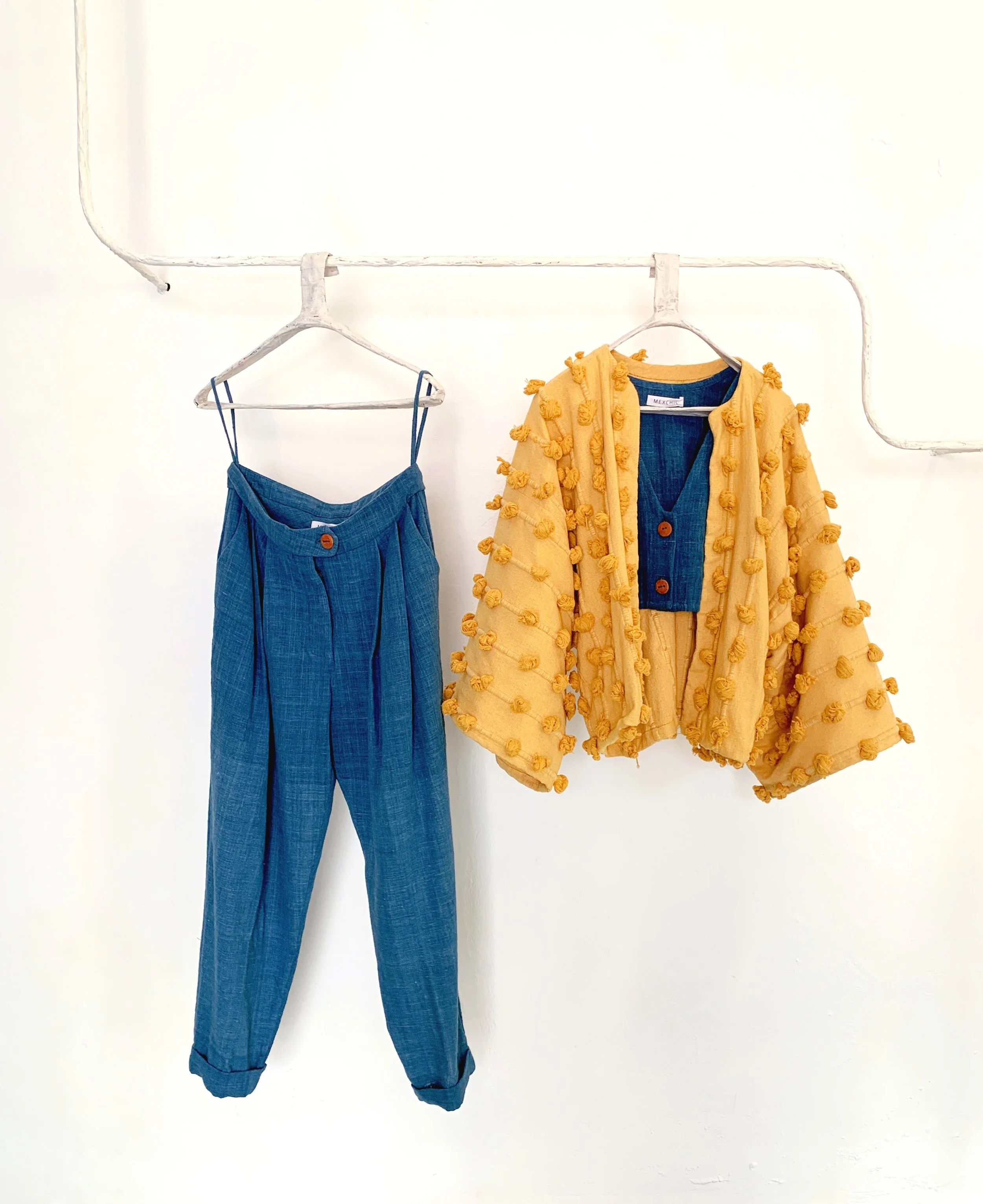 Mexchic clothing collection Anatomy shopping in Oaxaca, Mexico, simple, minimal, minimalist handmade with natural fabrics and fibers, ecological botanical dyes, regenerative cotton, and wool with Mexican artisans, weavers, spinners, red pottery baro 