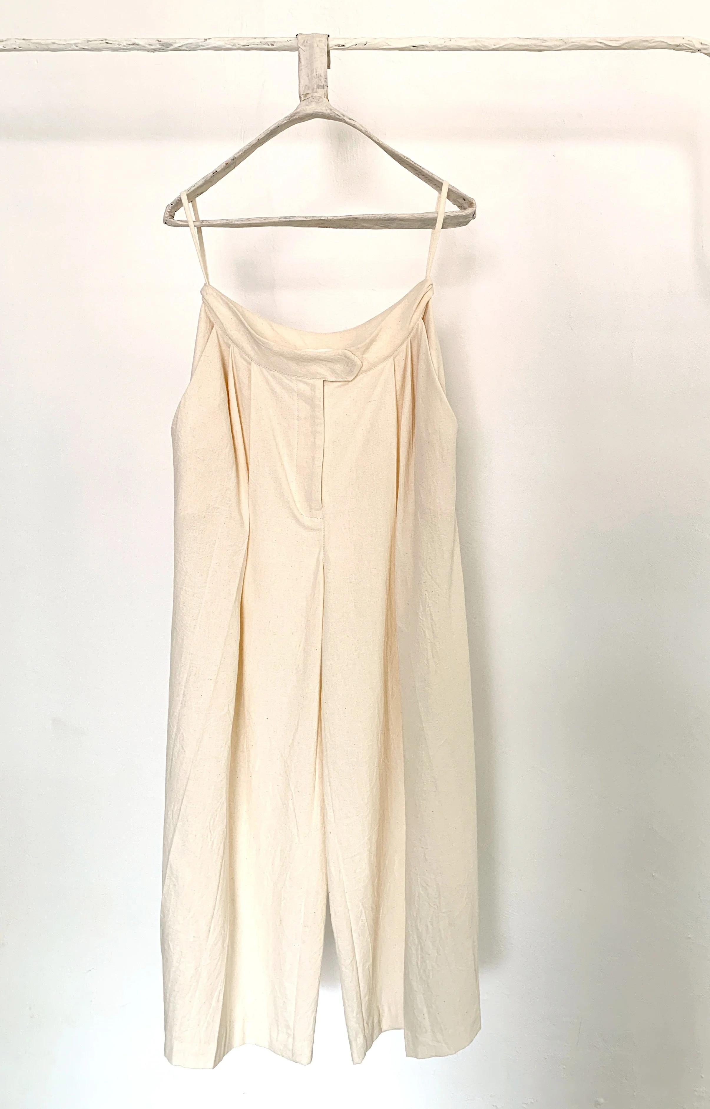 Mexchic clothing collection Anatomy shopping in Oaxaca, Mexico, simple, minimal, minimalist handmade with natural fabrics and fibers, ecological botanical dyes, regenerative cotton, and wool with Mexican artisans, weavers, spinners, red pottery baro 
