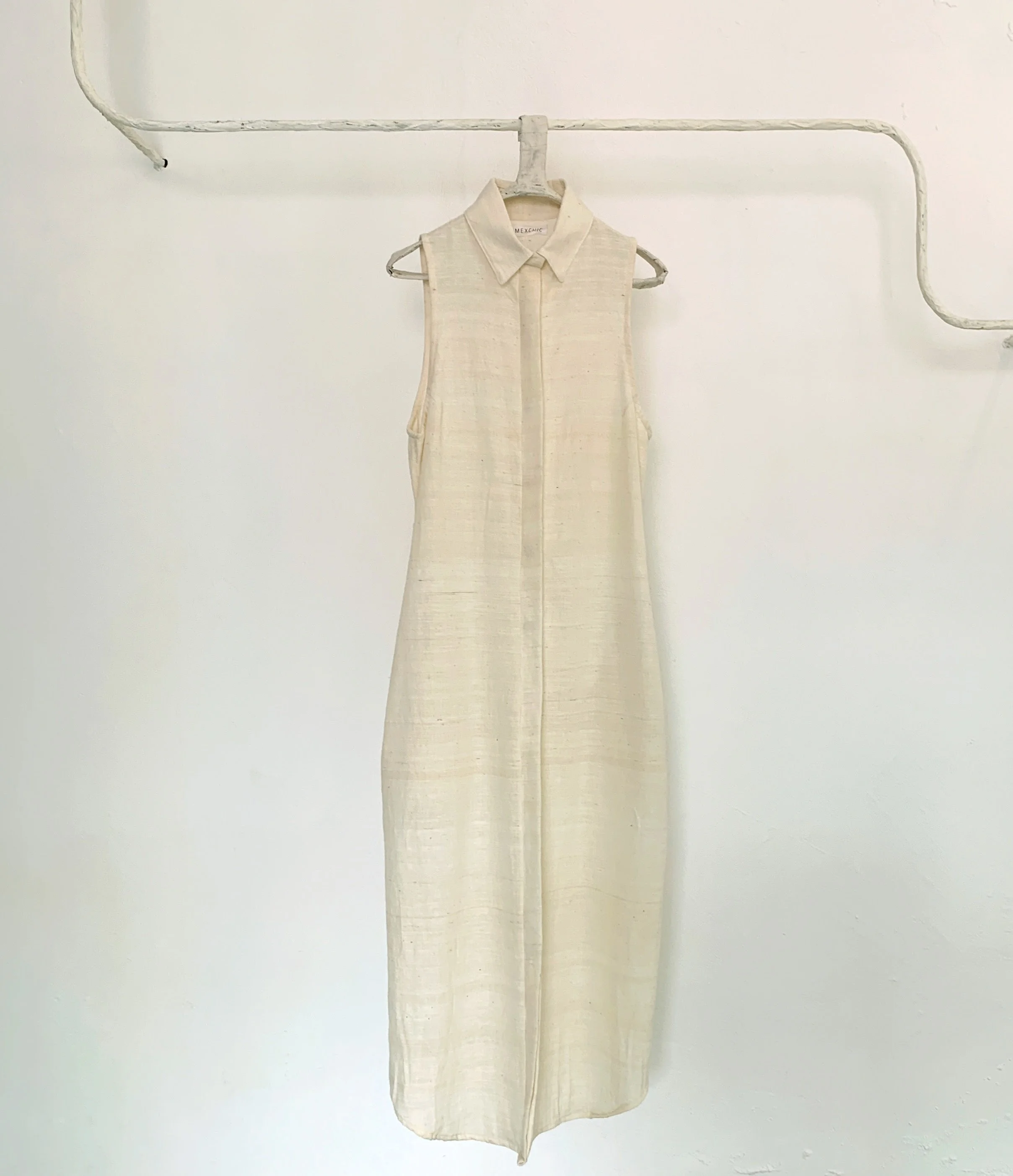 Mexchic clothing collection Anatomy shopping in Oaxaca, Mexico, simple, minimal, minimalist handmade with natural fabrics and fibers, ecological botanical dyes, regenerative cotton, and wool with Mexican artisans, weavers, spinners, red pottery baro 