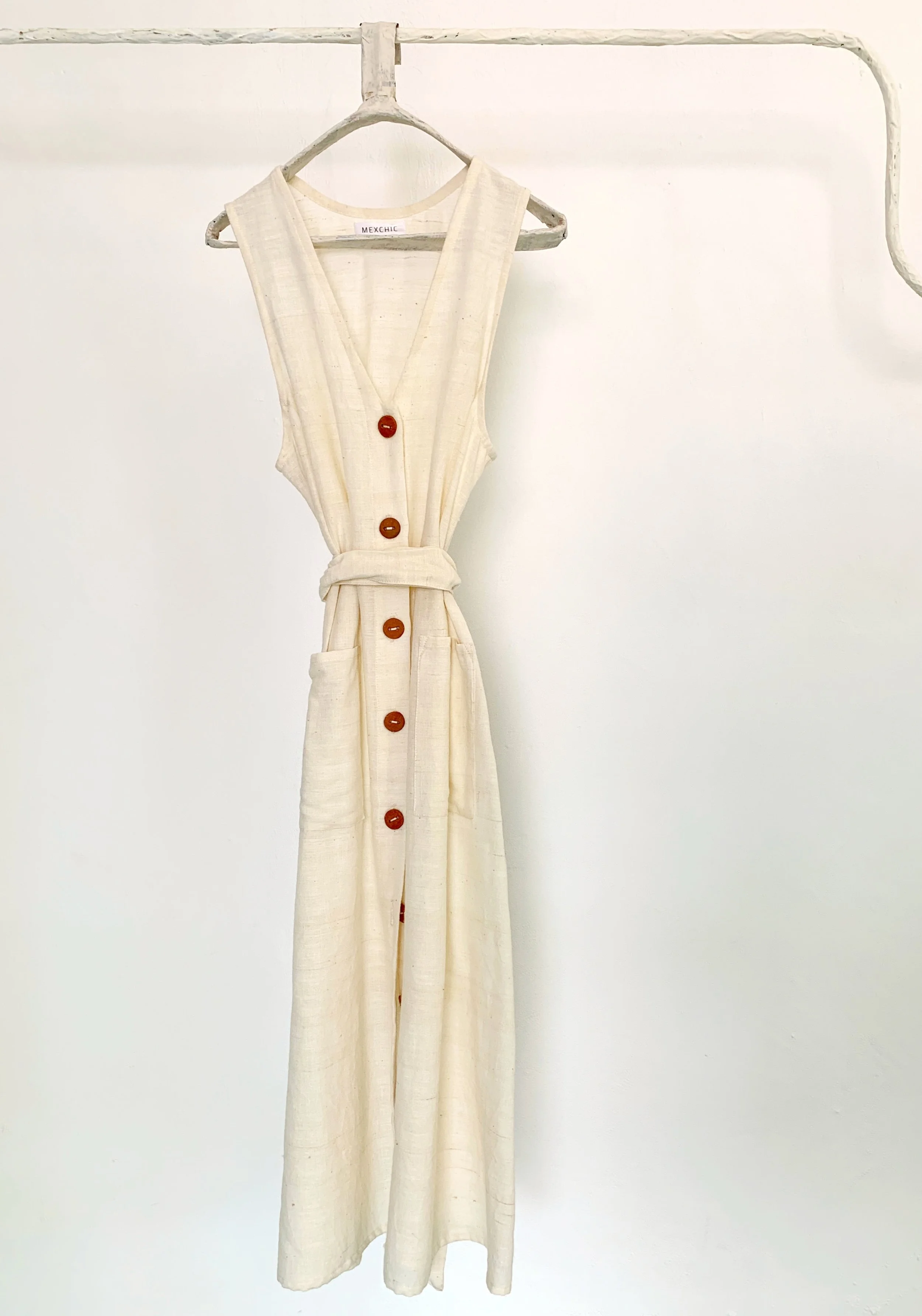 Mexchic clothing collection Anatomy shopping in Oaxaca, Mexico, simple, minimal, minimalist handmade with natural fabrics and fibers, ecological botanical dyes, regenerative cotton, and wool with Mexican artisans, weavers, spinners, red pottery baro 