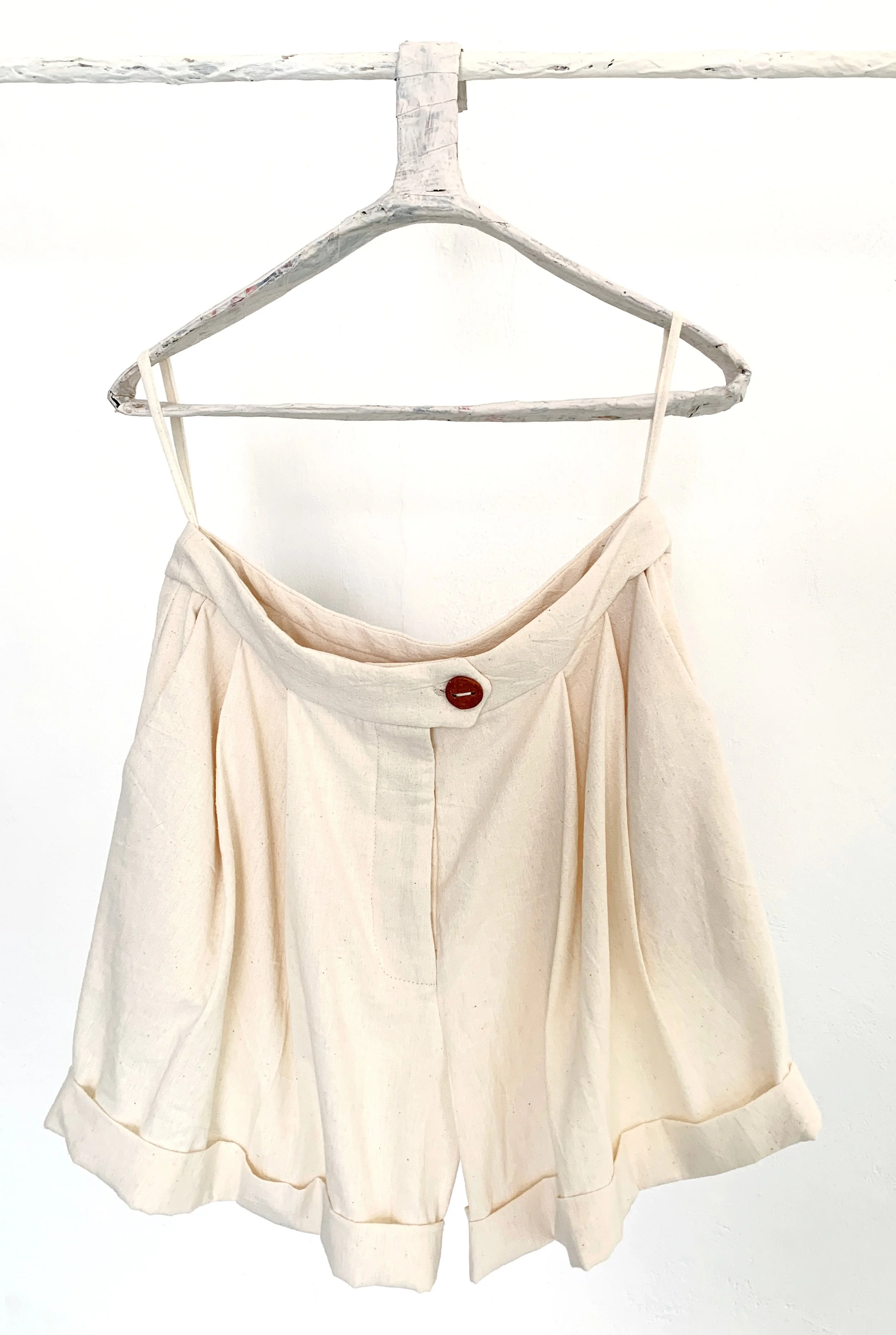 Mexchic clothing collection Anatomy shopping in Oaxaca, Mexico, simple, minimal, minimalist handmade with natural fabrics and fibers, ecological botanical dyes, regenerative cotton, and wool with Mexican artisans, weavers, spinners, red pottery baro 