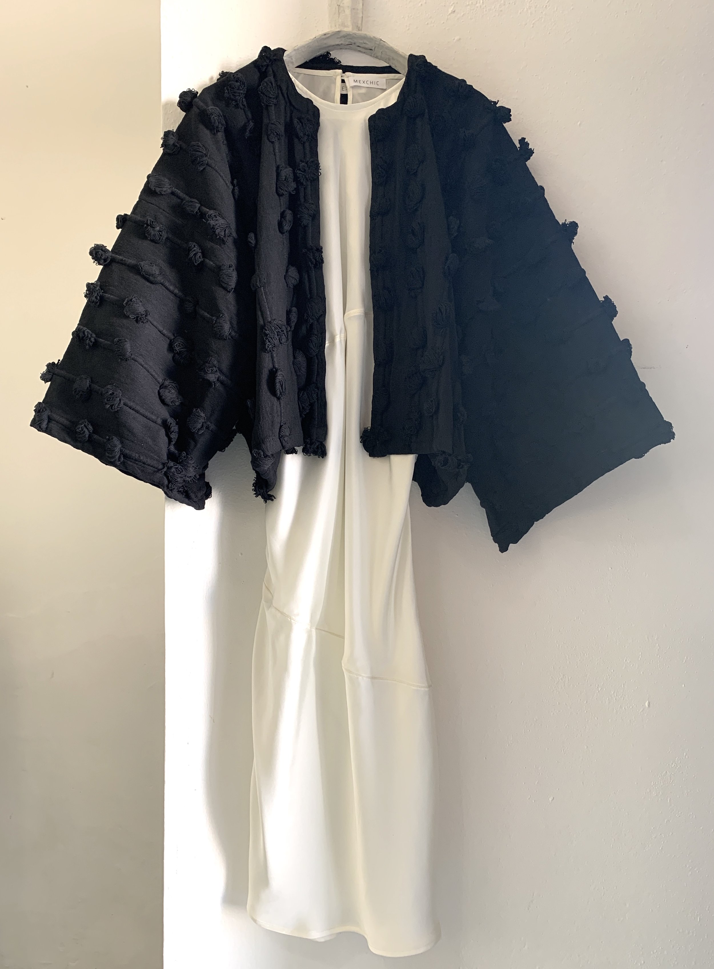 Mexchic clothing collection Anatomy shopping in Oaxaca, Mexico, simple, minimal, minimalist handmade with natural fabrics and fibers, ecological botanical dyes, regenerative cotton, and wool with Mexican artisans, weavers, spinners, red pottery baro 