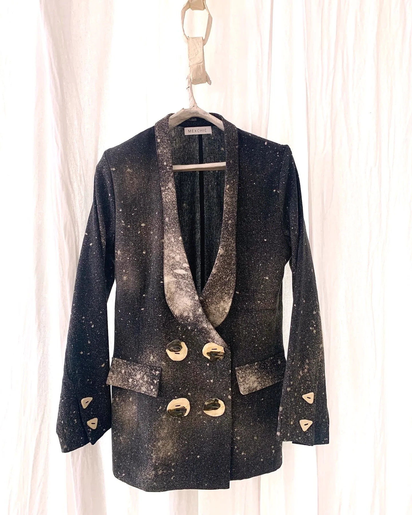 Mexchic clothing collection Anatomy shopping in Oaxaca, Mexico, simple, minimal, minimalist handmade with natural fabrics and fibers, ecological botanical dyes, regenerative cotton, and wool with Mexican artisans, weavers, spinners, red pottery baro 