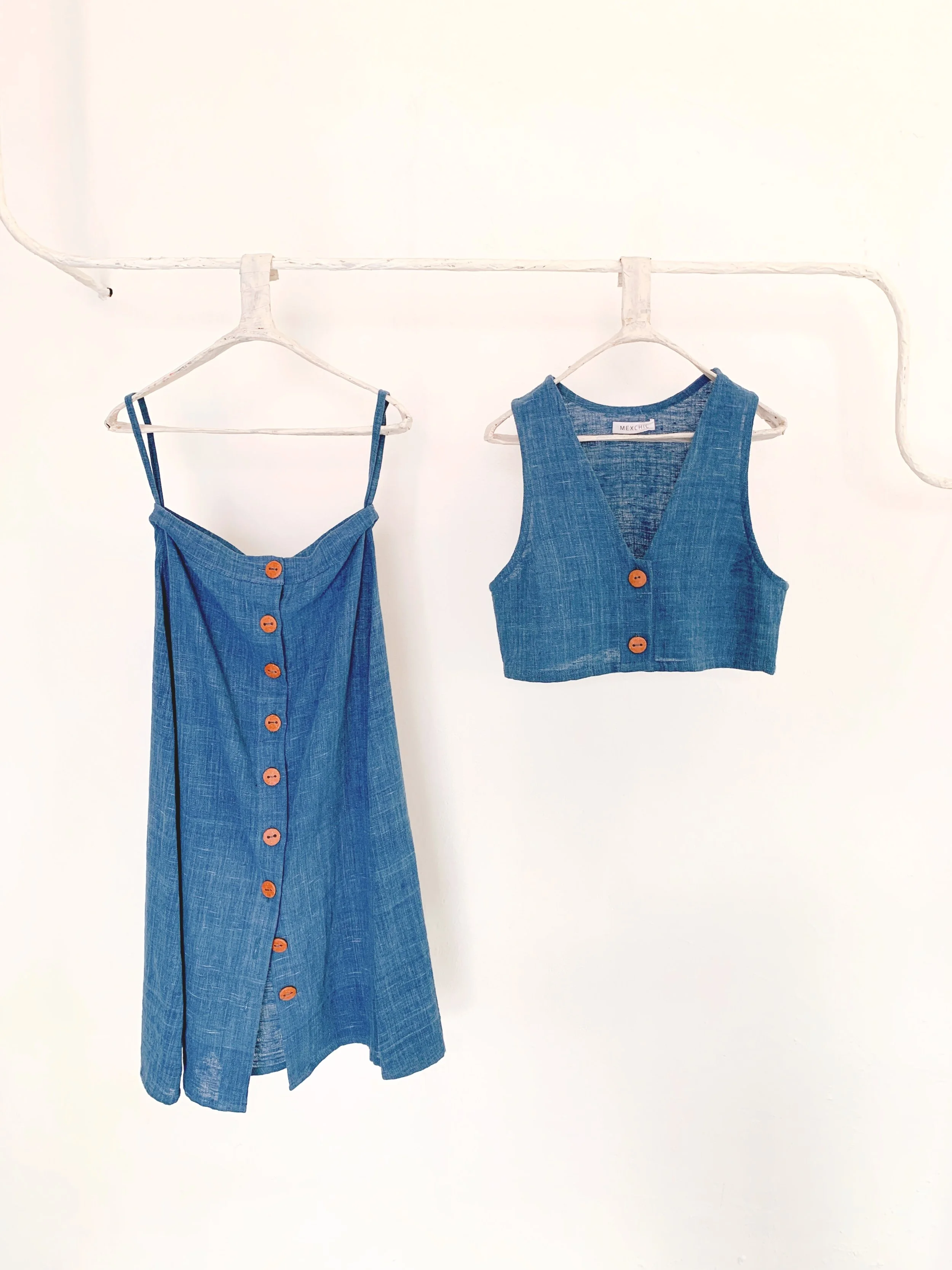 Mexchic clothing collection Anatomy shopping in Oaxaca, Mexico, simple, minimal, minimalist handmade with natural fabrics and fibers, ecological botanical dyes, regenerative cotton, and wool with Mexican artisans, weavers, spinners, red pottery baro 