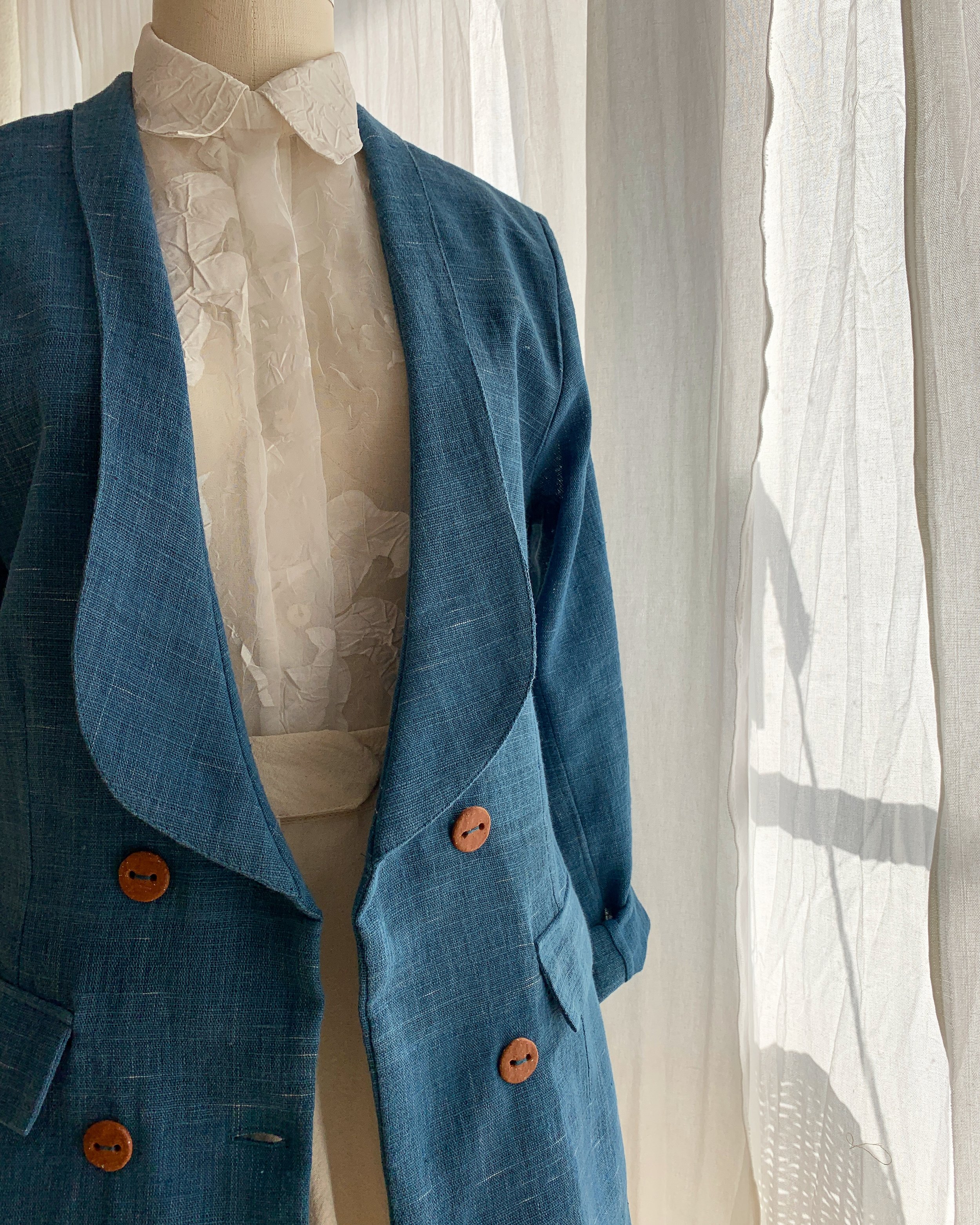 Mexchic clothing collection Anatomy shopping in Oaxaca, Mexico, simple, minimal, minimalist handmade with natural fabrics and fibers, ecological botanical dyes, regenerative cotton, and wool with Mexican artisans, weavers, spinners, red pottery baro 