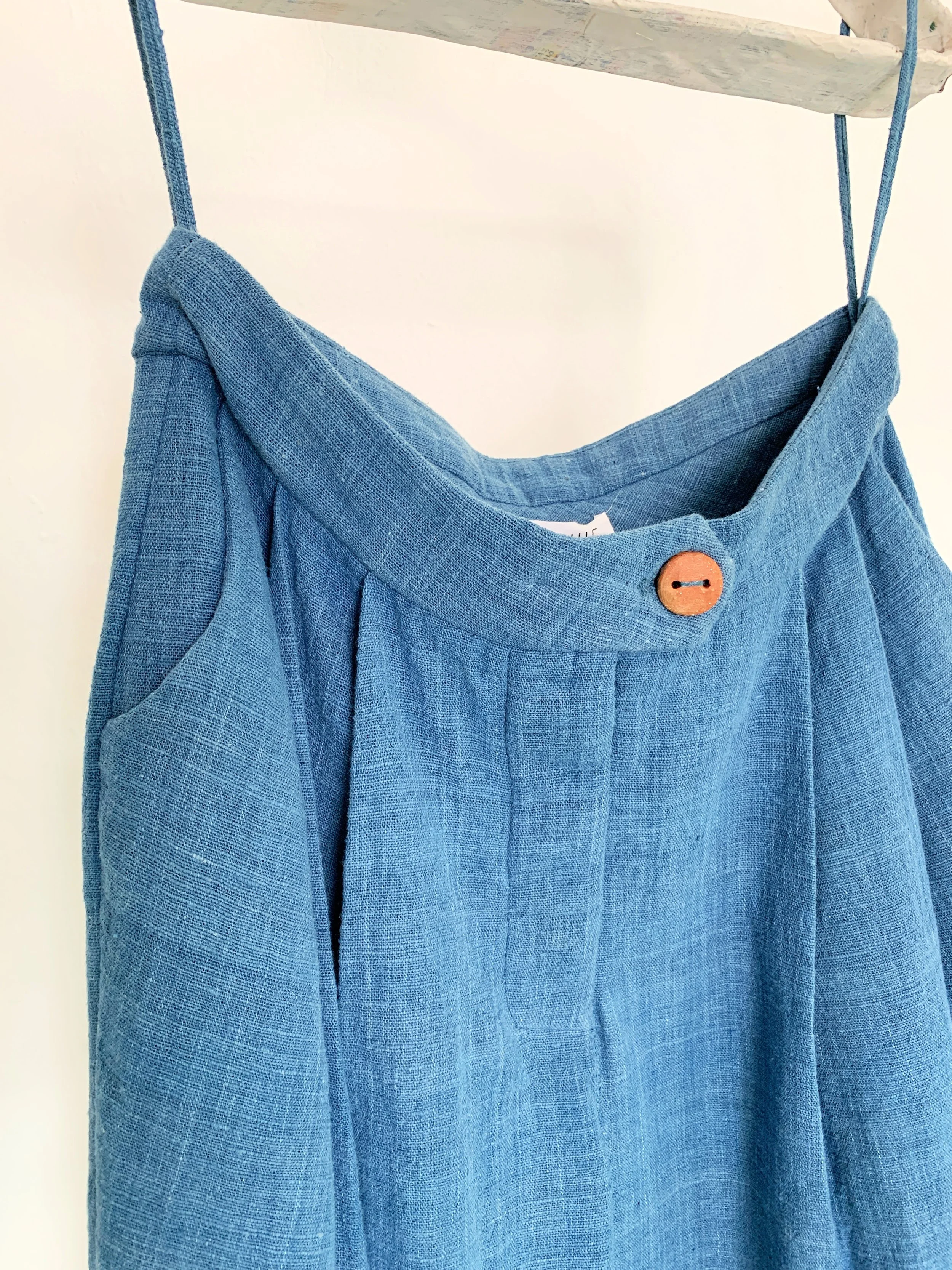 Mexchic clothing collection Anatomy shopping in Oaxaca, Mexico, simple, minimal, minimalist handmade with natural fabrics and fibers, ecological botanical dyes, regenerative cotton, and wool with Mexican artisans, weavers, spinners, red pottery baro 