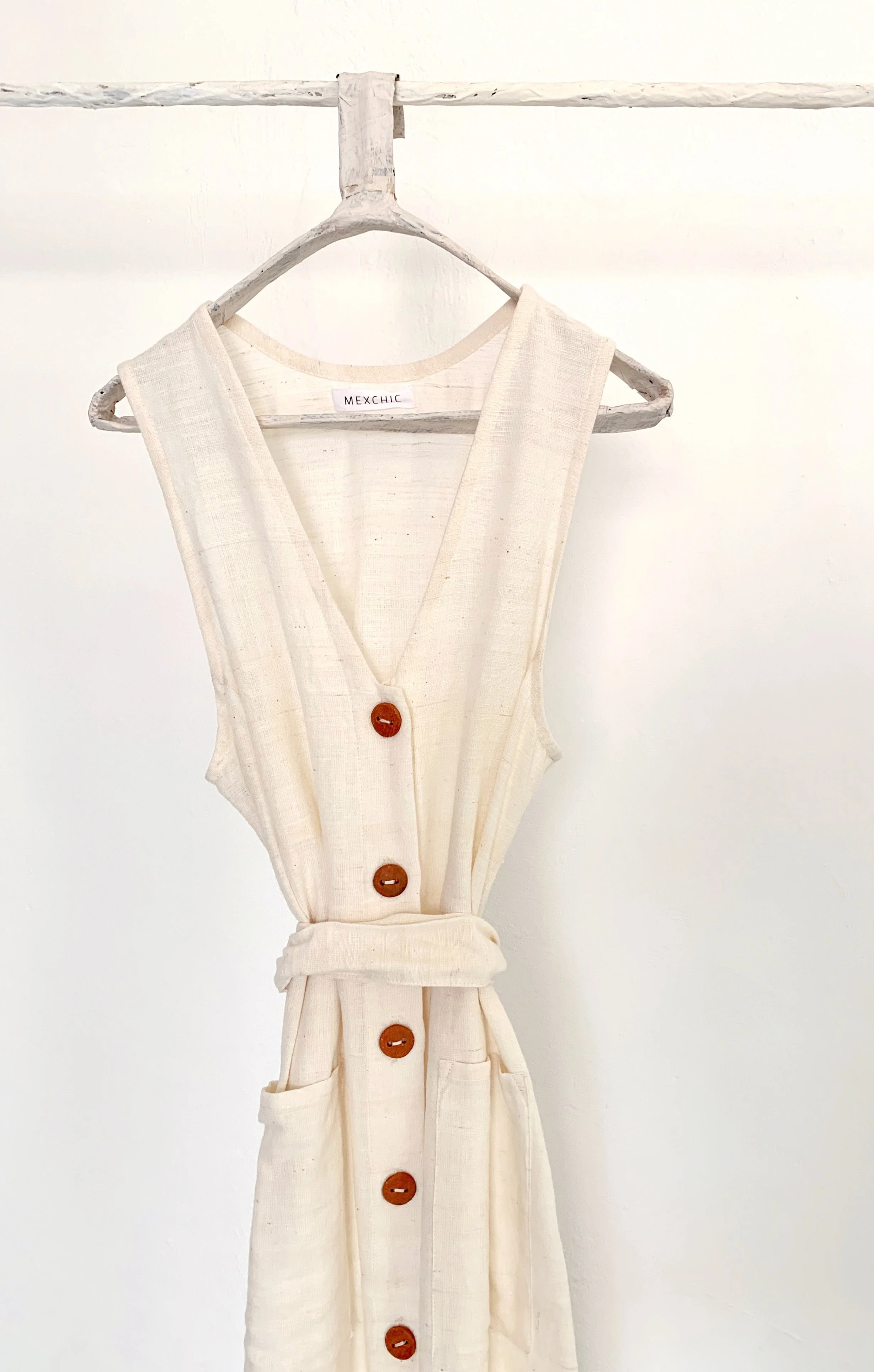 Mexchic clothing collection Anatomy shopping in Oaxaca, Mexico, simple, minimal, minimalist handmade with natural fabrics and fibers, ecological botanical dyes, regenerative cotton, and wool with Mexican artisans, weavers, spinners, red pottery baro 