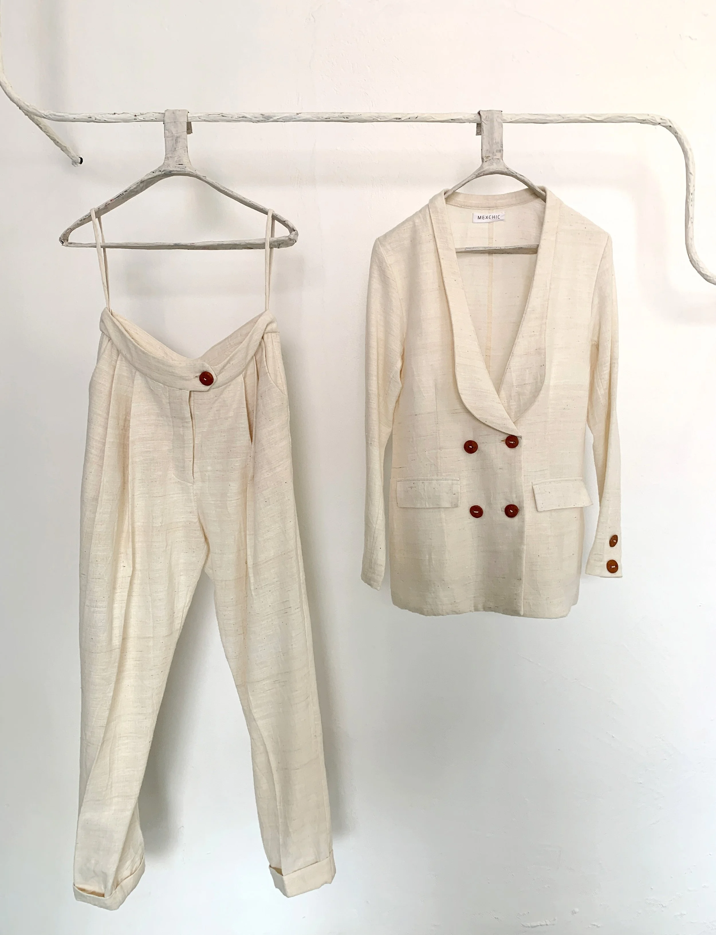 Mexchic clothing collection Anatomy shopping in Oaxaca, Mexico, simple, minimal, minimalist handmade with natural fabrics and fibers, ecological botanical dyes, regenerative cotton, and wool with Mexican artisans, weavers, spinners, red pottery baro 