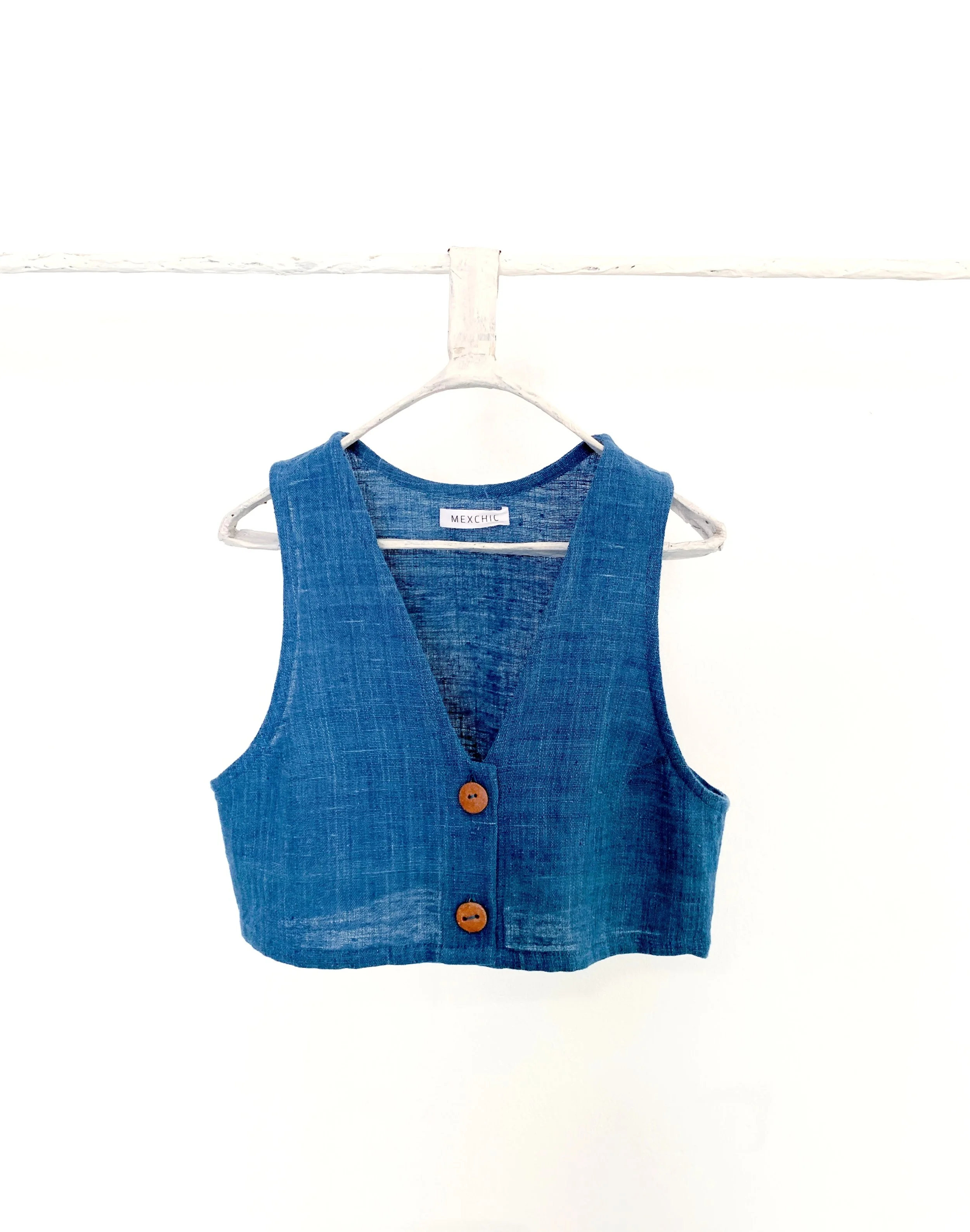 Mexchic clothing collection Anatomy shopping in Oaxaca, Mexico, simple, minimal, minimalist handmade with natural fabrics and fibers, ecological botanical dyes, regenerative cotton, and wool with Mexican artisans, weavers, spinners, red pottery baro 