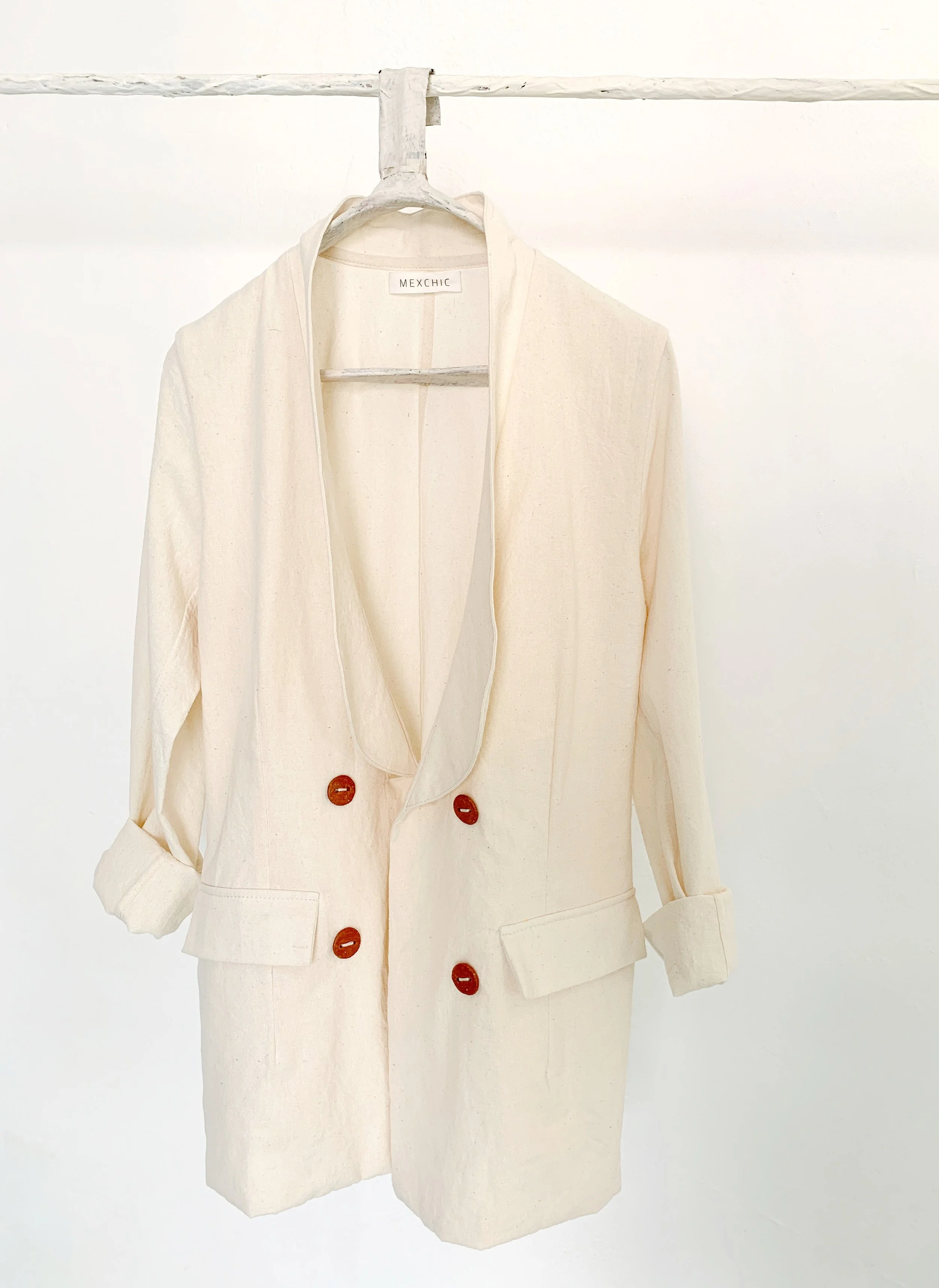 Mexchic clothing collection Anatomy shopping in Oaxaca, Mexico, simple, minimal, minimalist handmade with natural fabrics and fibers, ecological botanical dyes, regenerative cotton, and wool with Mexican artisans, weavers, spinners, red pottery baro 