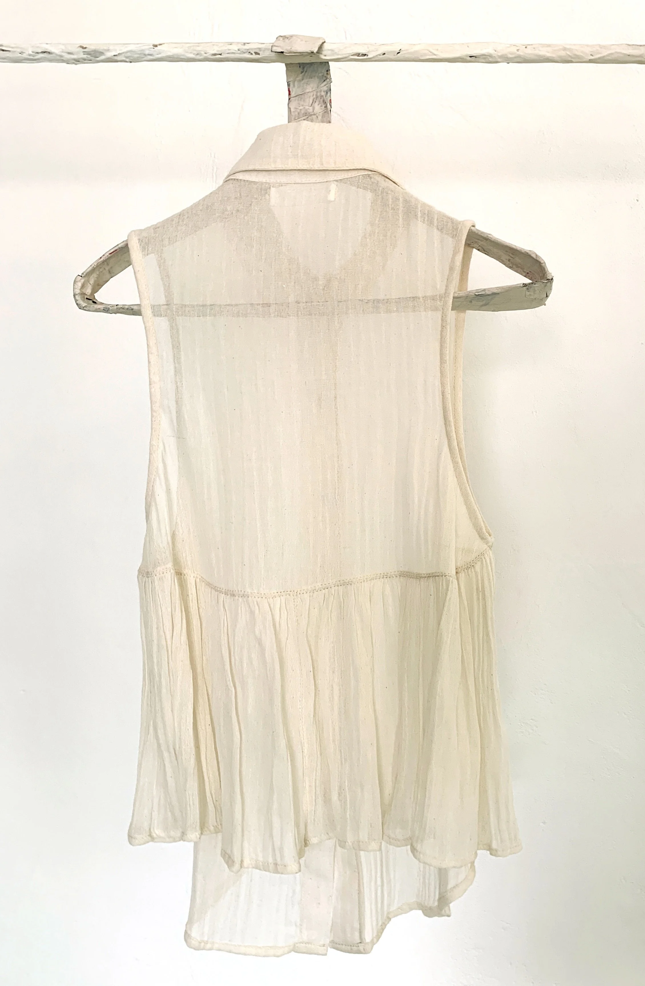 Mexchic clothing collection Anatomy shopping in Oaxaca, Mexico, simple, minimal, minimalist handmade with natural fabrics and fibers, ecological botanical dyes, regenerative cotton, and wool with Mexican artisans, weavers, spinners, red pottery baro 