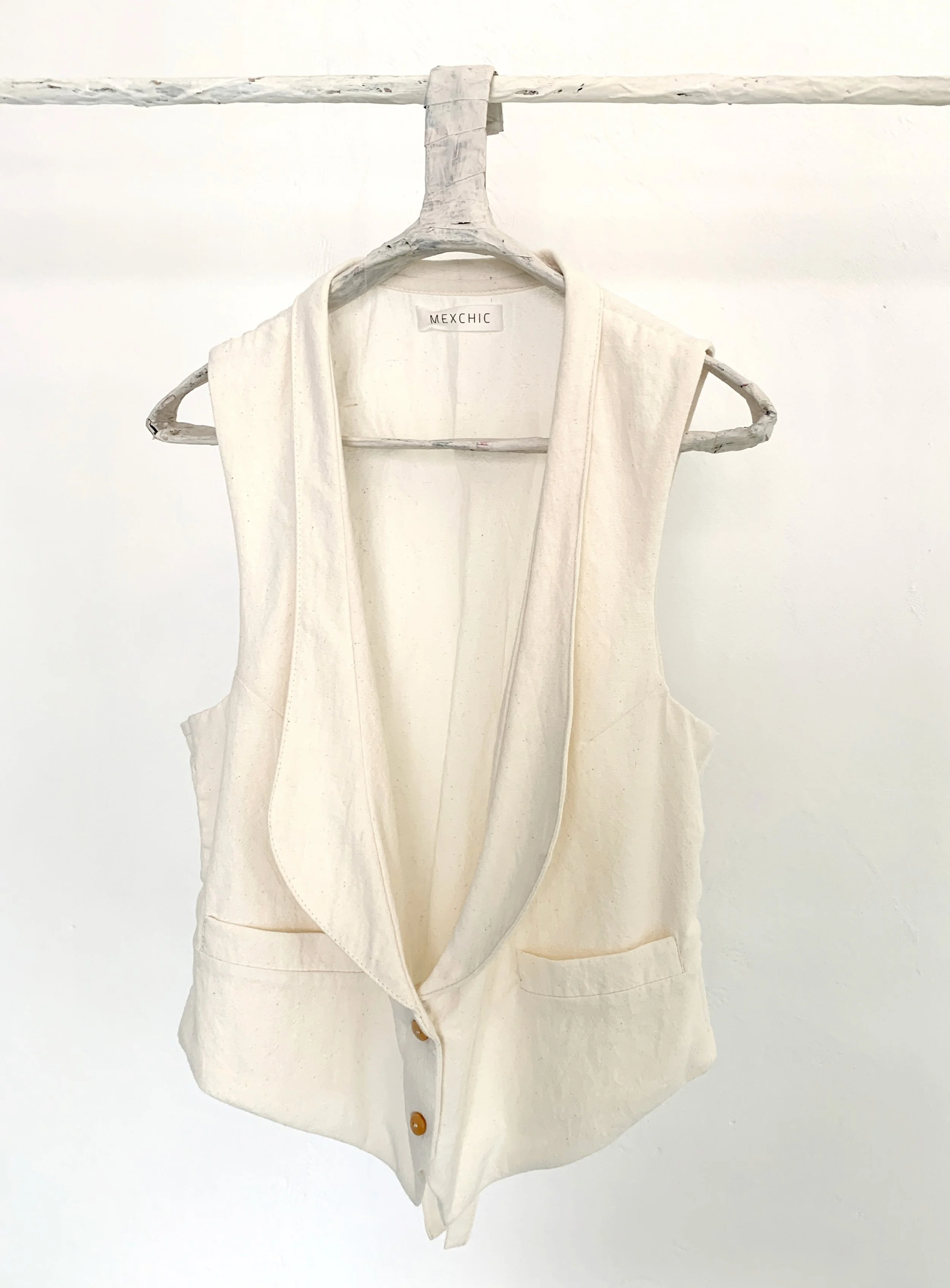 Mexchic clothing collection Anatomy shopping in Oaxaca, Mexico, simple, minimal, minimalist handmade with natural fabrics and fibers, ecological botanical dyes, regenerative cotton, and wool with Mexican artisans, weavers, spinners, red pottery baro 