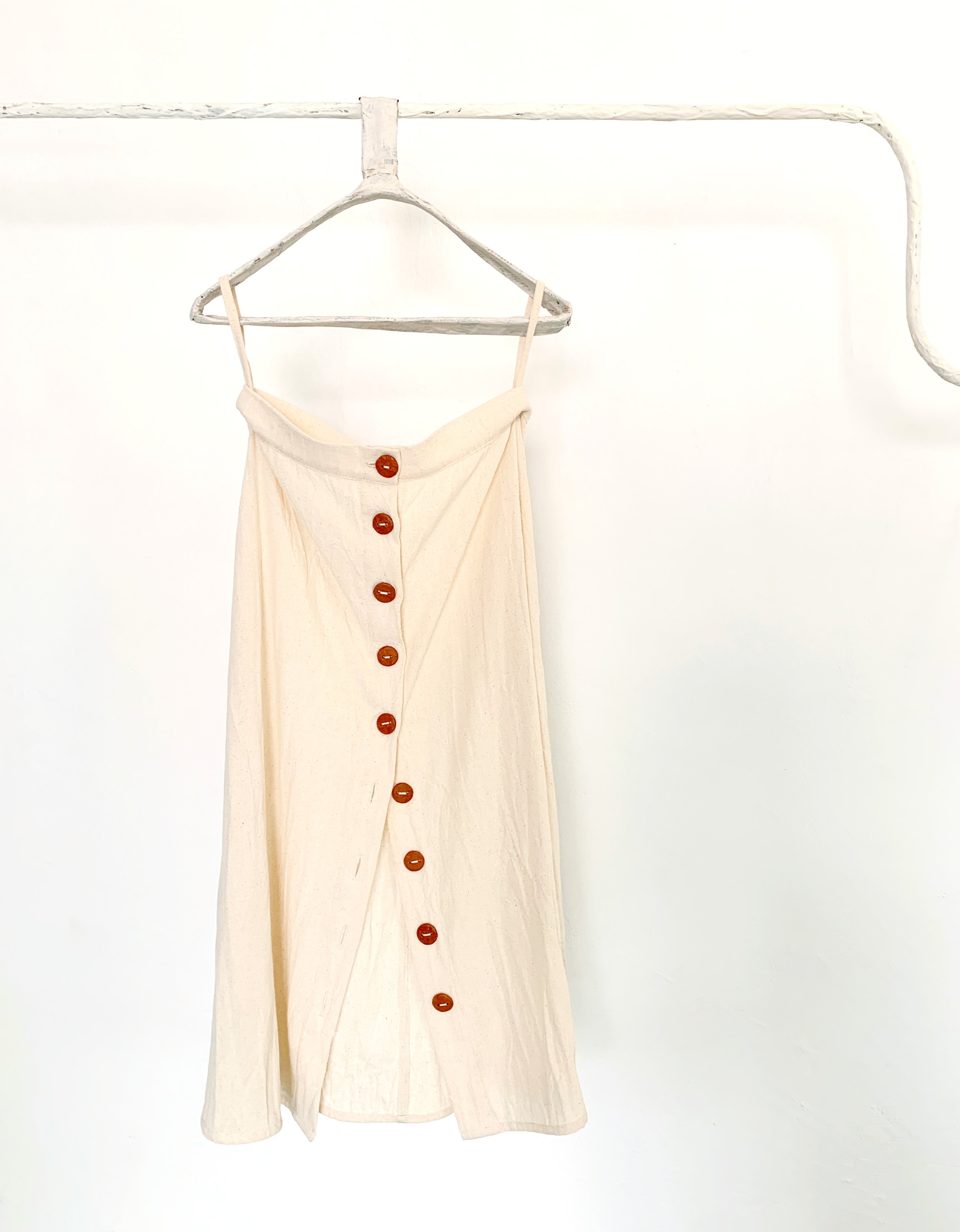 Mexchic clothing collection Anatomy shopping in Oaxaca, Mexico, simple, minimal, minimalist handmade with natural fabrics and fibers, ecological botanical dyes, regenerative cotton, and wool with Mexican artisans, weavers, spinners, red pottery baro 