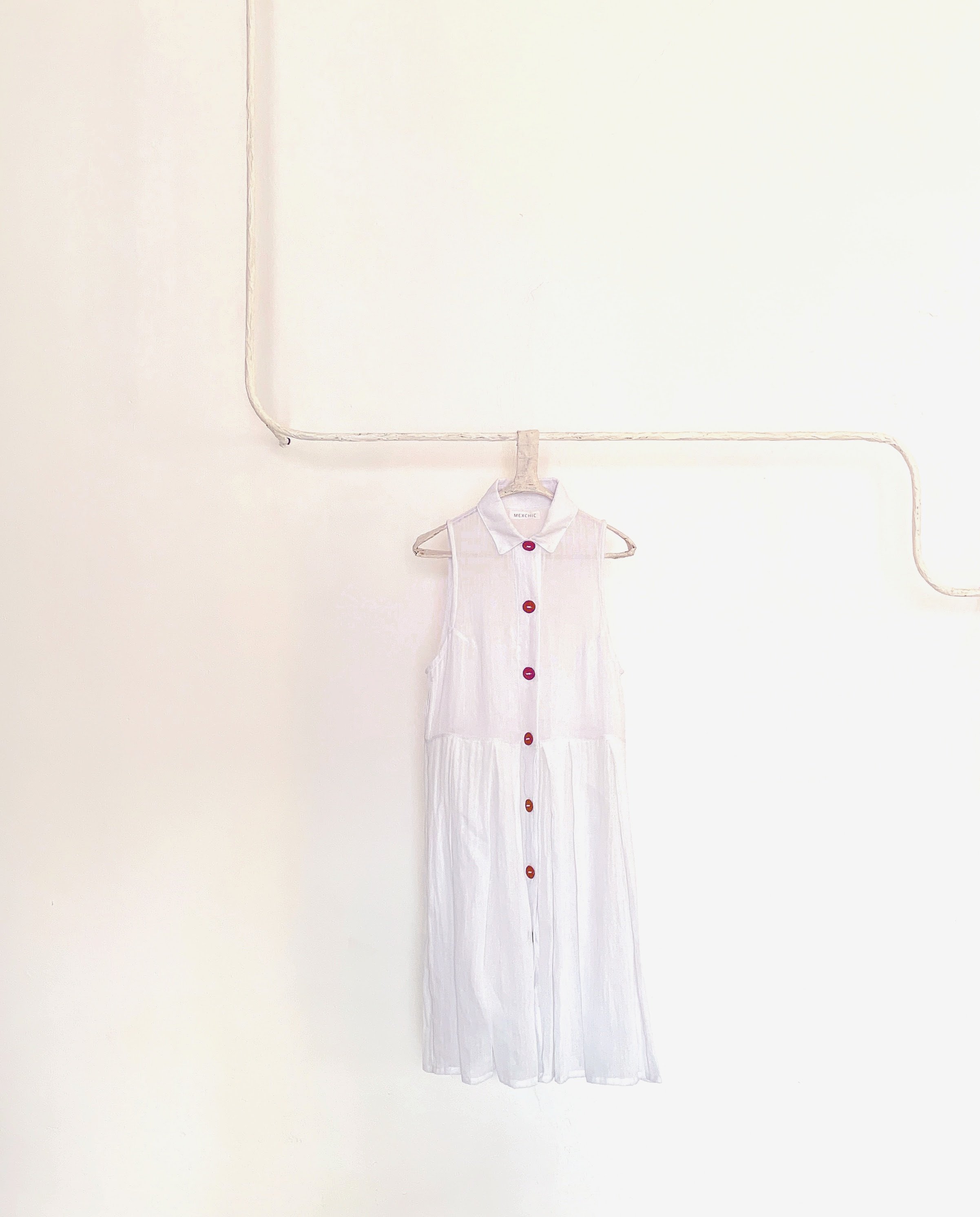 Mexchic clothing collection Anatomy shopping in Oaxaca, Mexico, simple, minimal, minimalist handmade with natural fabrics and fibers, ecological botanical dyes, regenerative cotton, and wool with Mexican artisans, weavers, spinners, red pottery baro 