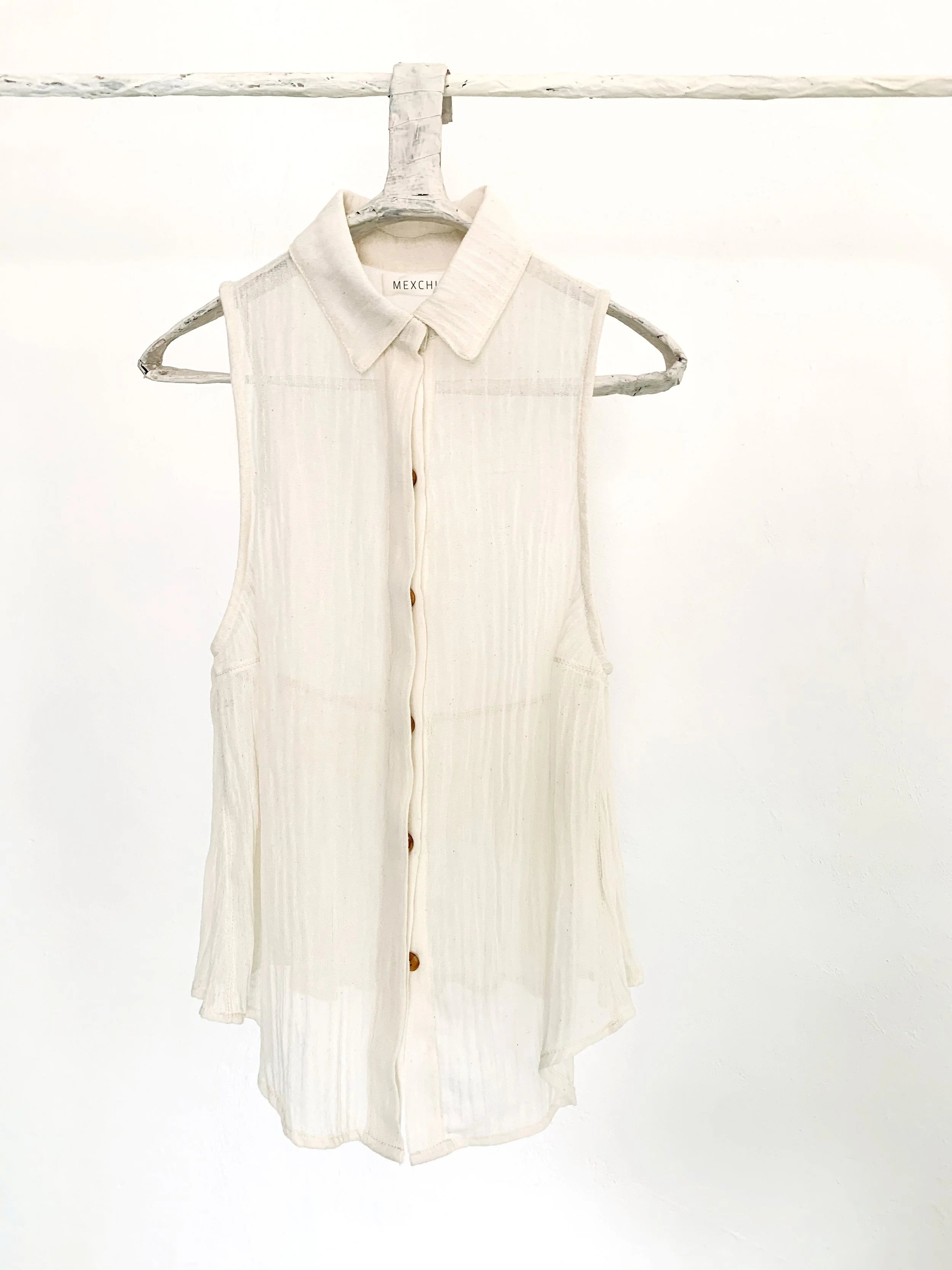 Mexchic clothing collection Anatomy shopping in Oaxaca, Mexico, simple, minimal, minimalist handmade with natural fabrics and fibers, ecological botanical dyes, regenerative cotton, and wool with Mexican artisans, weavers, spinners, red pottery baro 