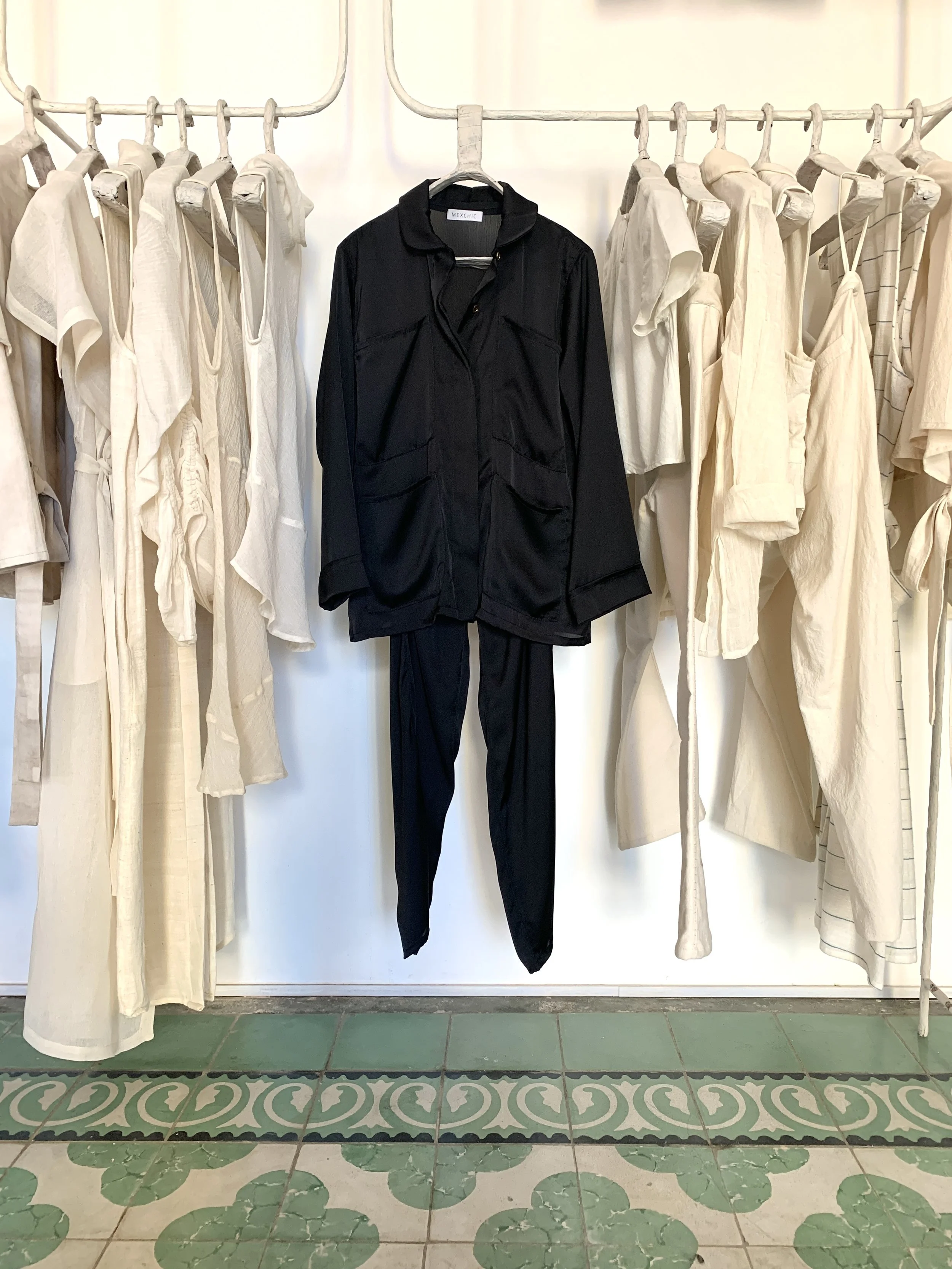 Mexchic clothing collection Anatomy shopping in Oaxaca, Mexico, simple, minimal, minimalist handmade with natural fabrics and fibers, ecological botanical dyes, regenerative cotton, and wool with Mexican artisans, weavers, spinners, red pottery baro 