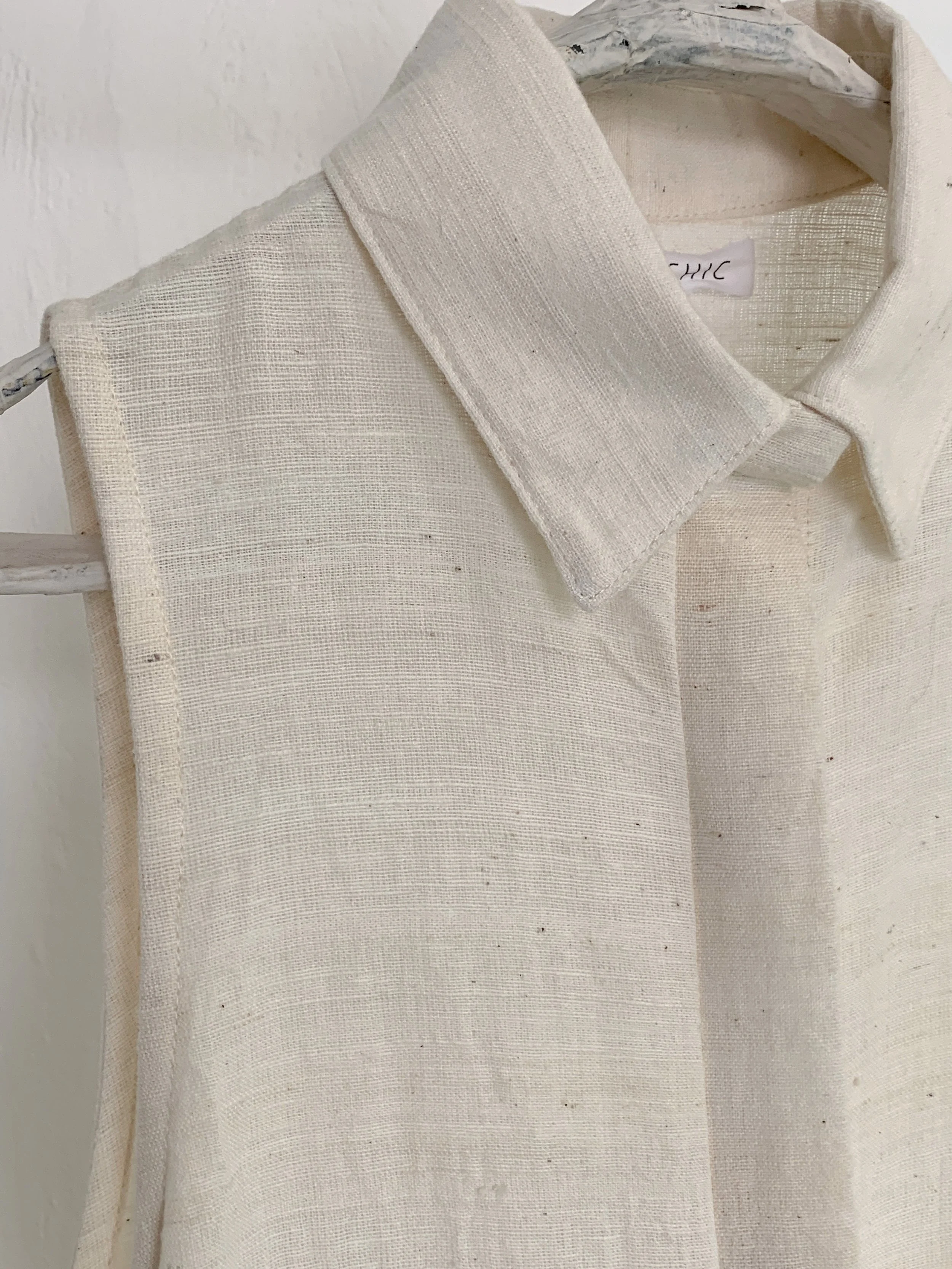 Mexchic clothing collection Anatomy shopping in Oaxaca, Mexico, simple, minimal, minimalist handmade with natural fabrics and fibers, ecological botanical dyes, regenerative cotton, and wool with Mexican artisans, weavers, spinners, red pottery baro 