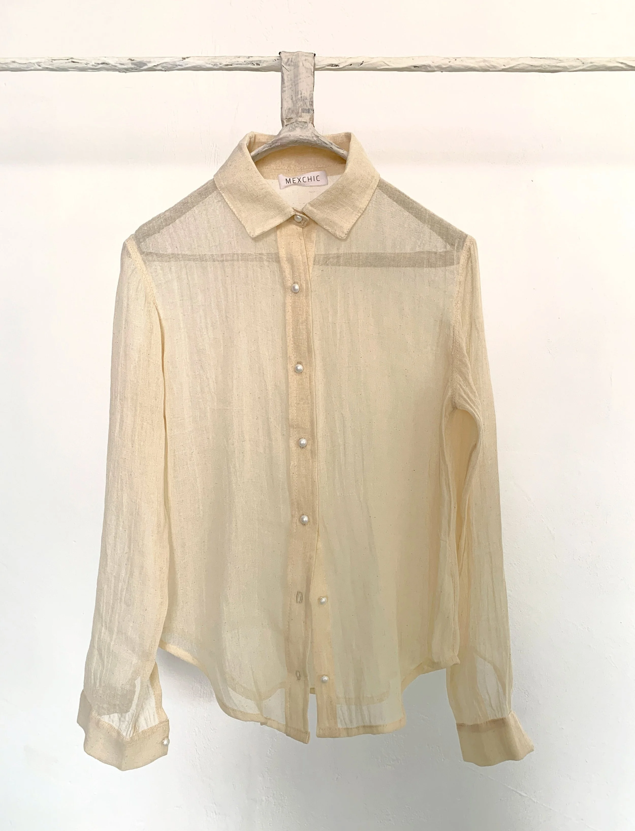 Mexchic clothing collection Anatomy shopping in Oaxaca, Mexico, simple, minimal, minimalist handmade with natural fabrics and fibers, ecological botanical dyes, regenerative cotton, and wool with Mexican artisans, weavers, spinners, red pottery baro 