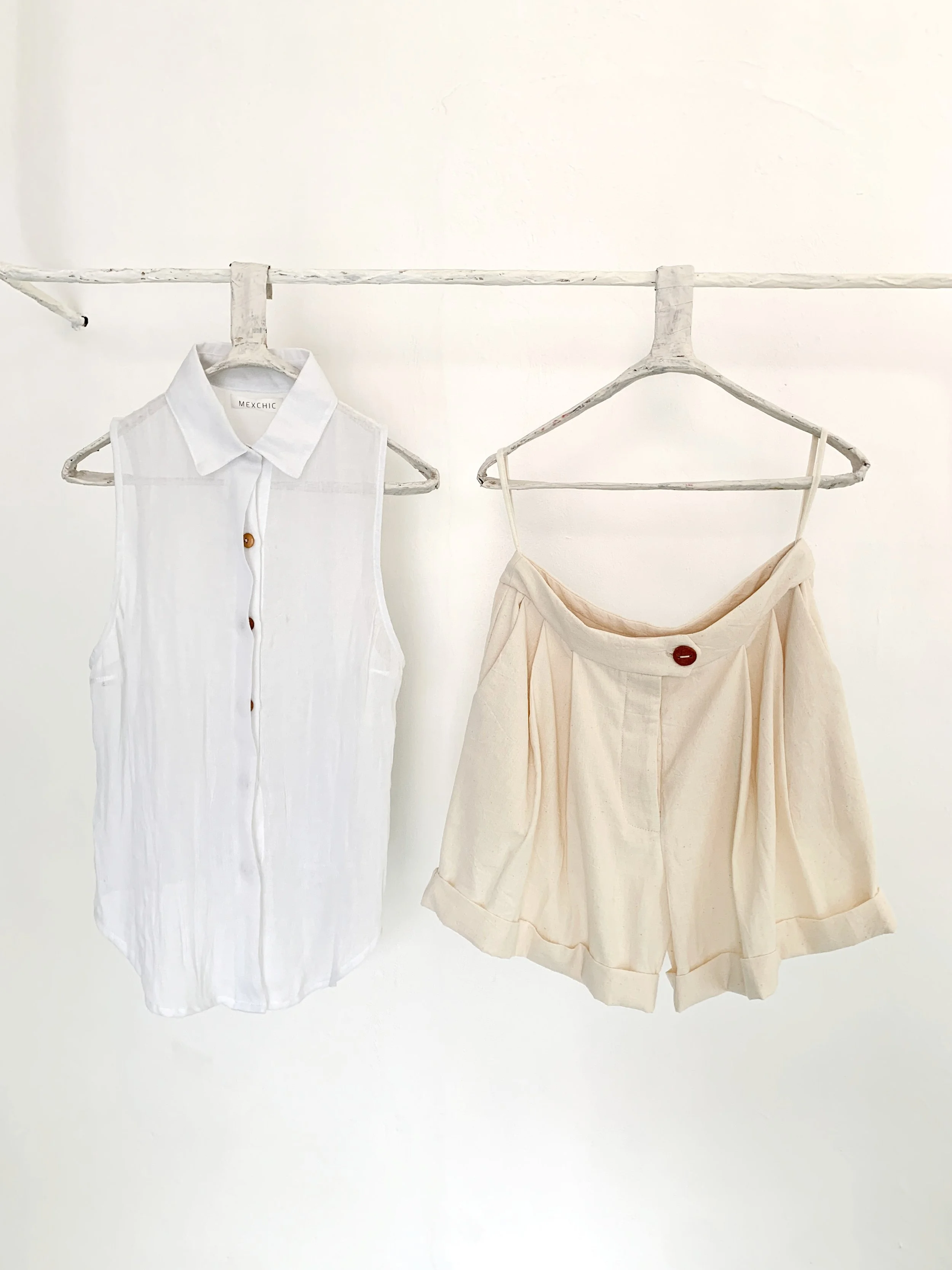 Mexchic clothing collection Anatomy shopping in Oaxaca, Mexico, simple, minimal, minimalist handmade with natural fabrics and fibers, ecological botanical dyes, regenerative cotton, and wool with Mexican artisans, weavers, spinners, red pottery baro 