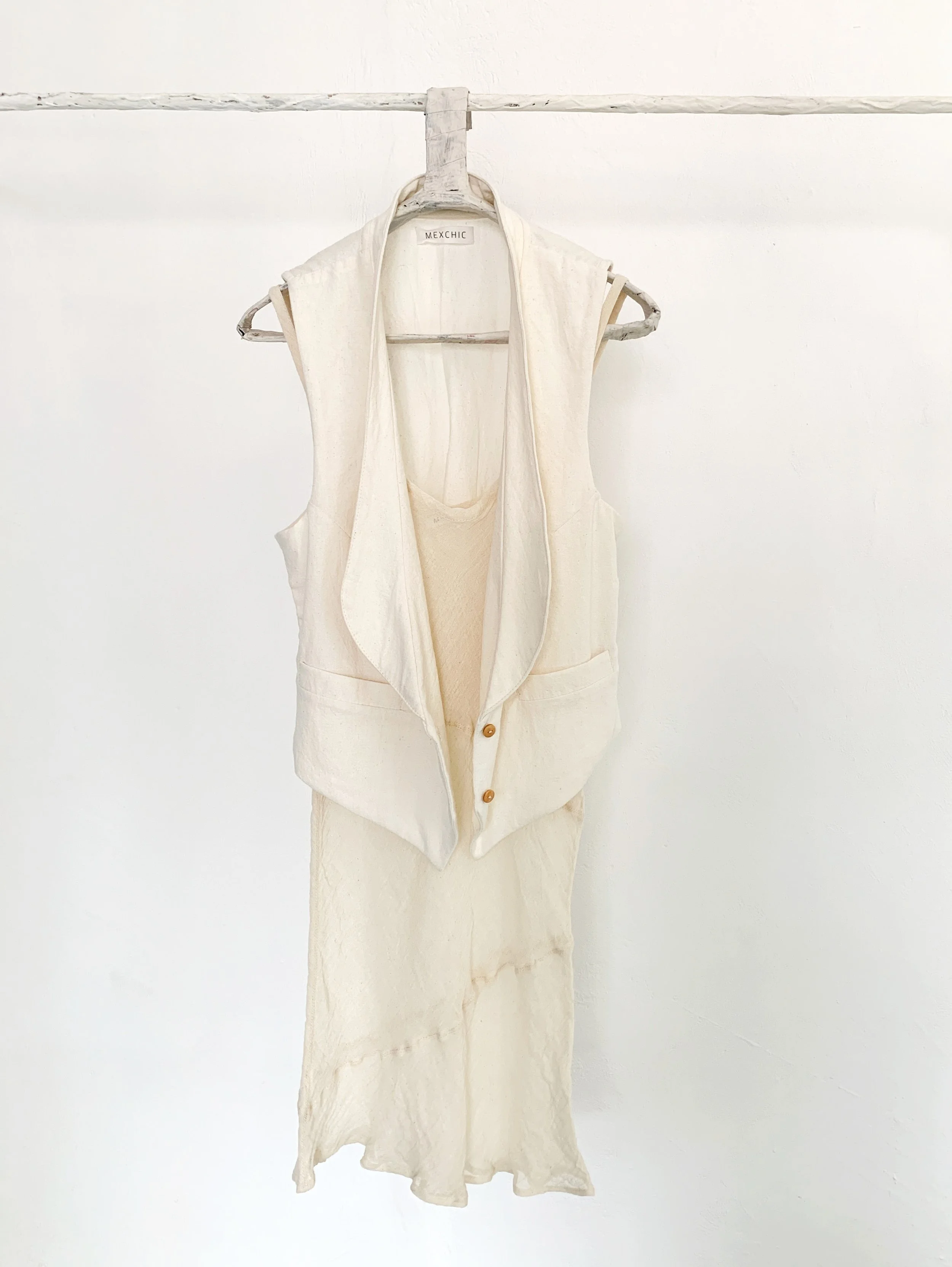 Mexchic clothing collection Anatomy shopping in Oaxaca, Mexico, simple, minimal, minimalist handmade with natural fabrics and fibers, ecological botanical dyes, regenerative cotton, and wool with Mexican artisans, weavers, spinners, red pottery baro 