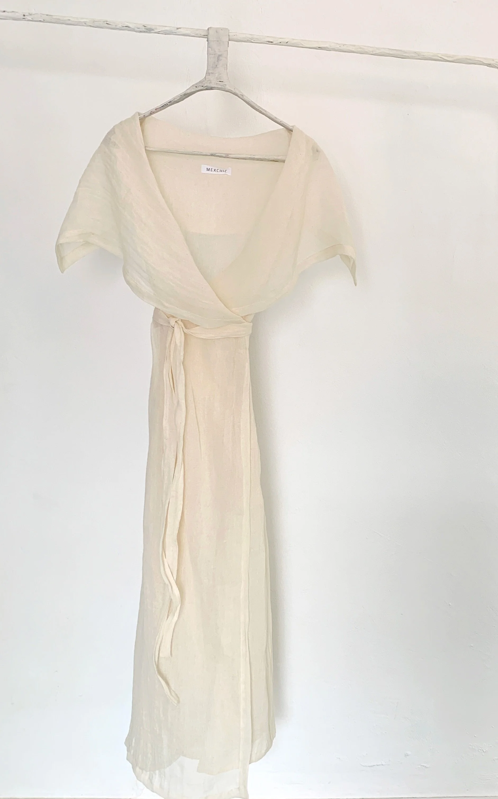 Mexchic clothing collection Anatomy shopping in Oaxaca, Mexico, simple, minimal, minimalist handmade with natural fabrics and fibers, ecological botanical dyes, regenerative cotton, and wool with Mexican artisans, weavers, spinners, red pottery baro 