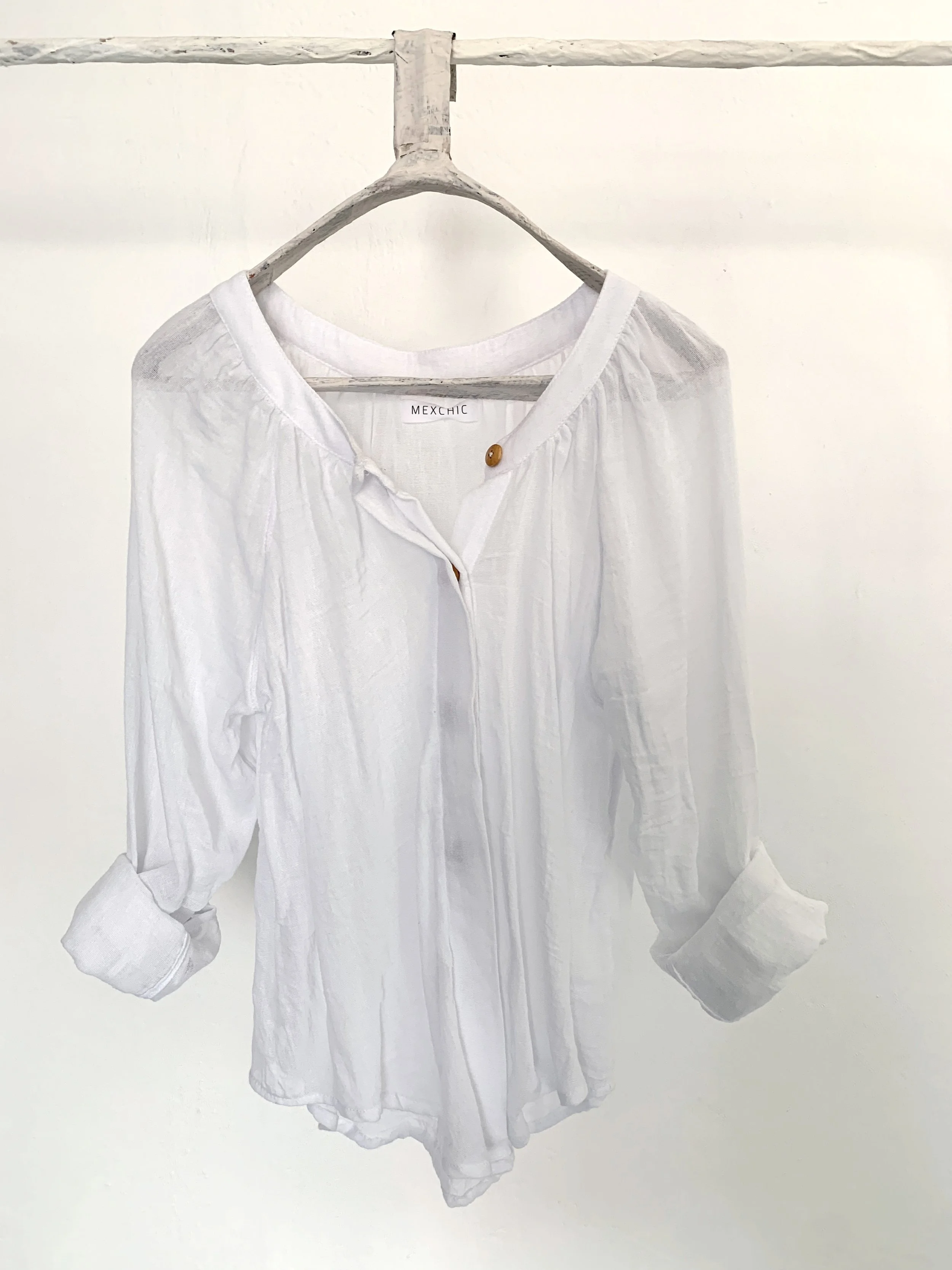 Mexchic clothing collection Anatomy shopping in Oaxaca, Mexico, simple, minimal, minimalist handmade with natural fabrics and fibers, ecological botanical dyes, regenerative cotton, and wool with Mexican artisans, weavers, spinners, red pottery baro 