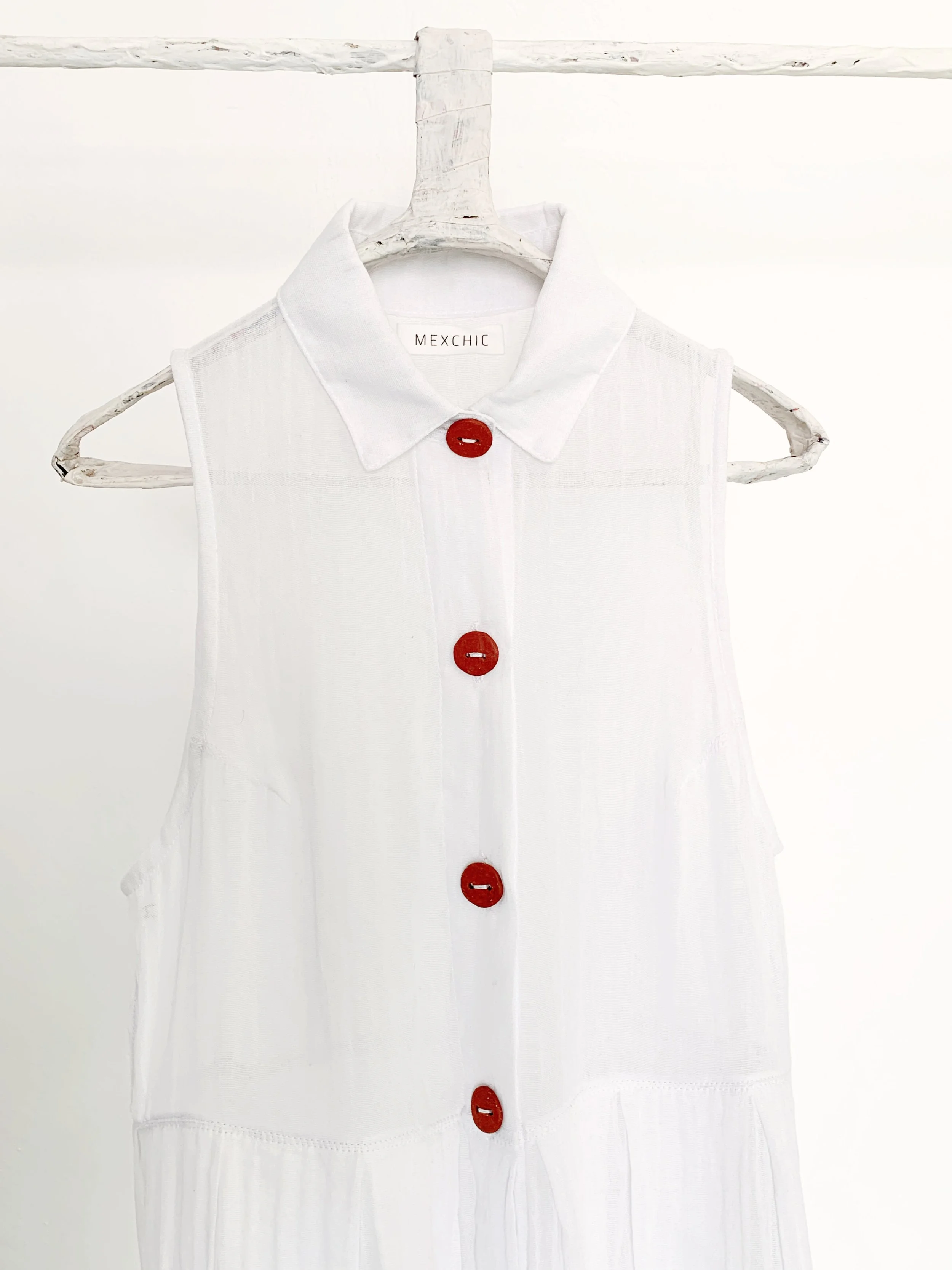 Mexchic clothing collection Anatomy shopping in Oaxaca, Mexico, simple, minimal, minimalist handmade with natural fabrics and fibers, ecological botanical dyes, regenerative cotton, and wool with Mexican artisans, weavers, spinners, red pottery baro 