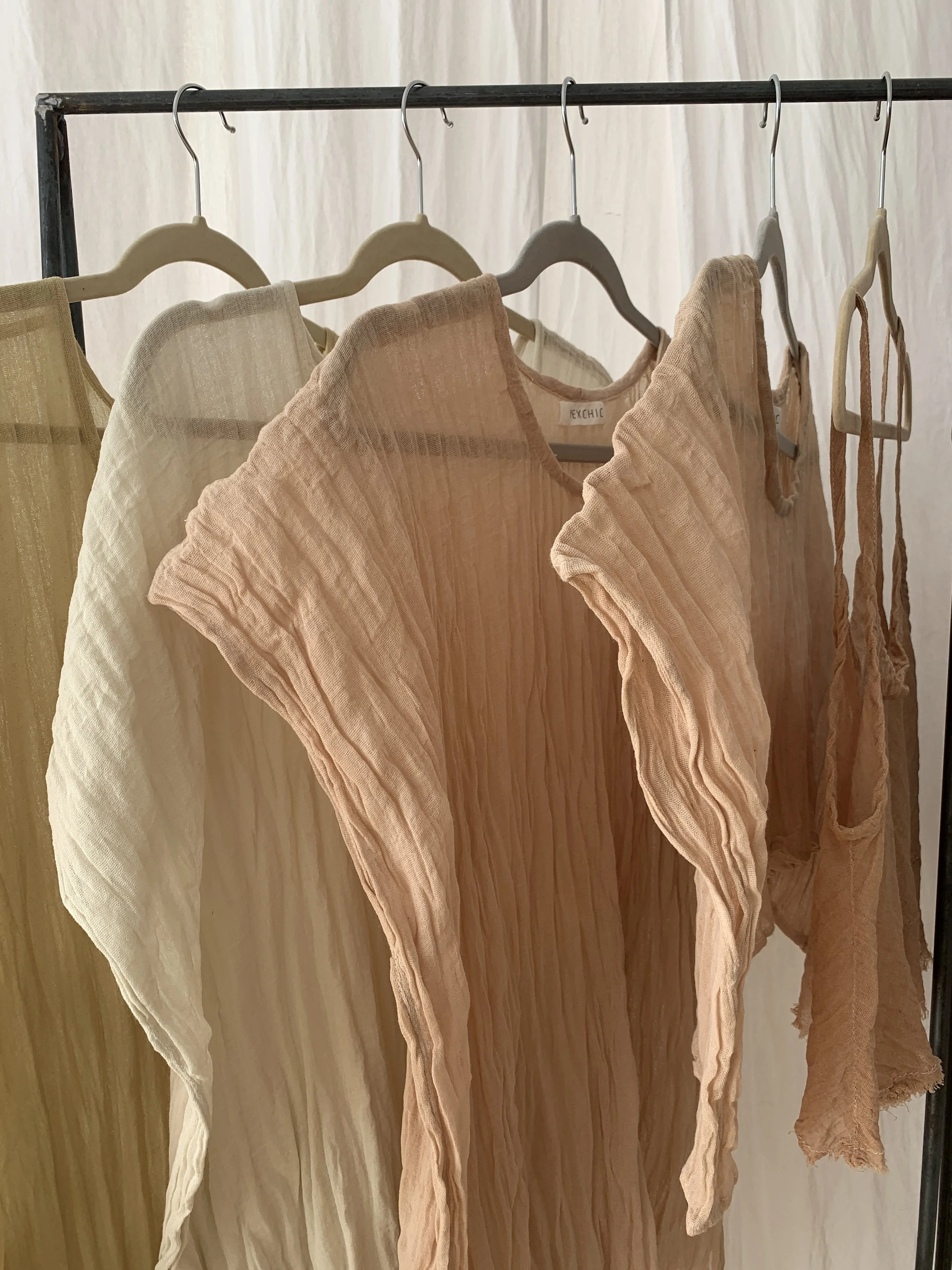 Mexchic exploration of traditional artisanal natural botanical dyes and dying in Oaxaca Mexico, hand dyed pochote ceiba kapok tree seed pod fiber endemic plant cellulose fiber perricon mexican mint marigold añil indigo magnolia rosemary granada pomeg