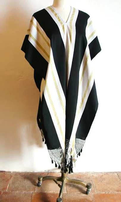 handwoven craft cotton embroidery macrame fringe rebozo shawl mexico mexican oaxaca chiapas toluca tenancingo estado de mexico highend highfashion moda textiles artisan artisanal natural dyes botanical dyes blue black plaid check blouse poncho top sh