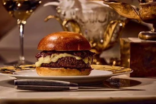 La Alquimia Entre Pan y Brasas: El Arte de la Hamburguesa de Autor