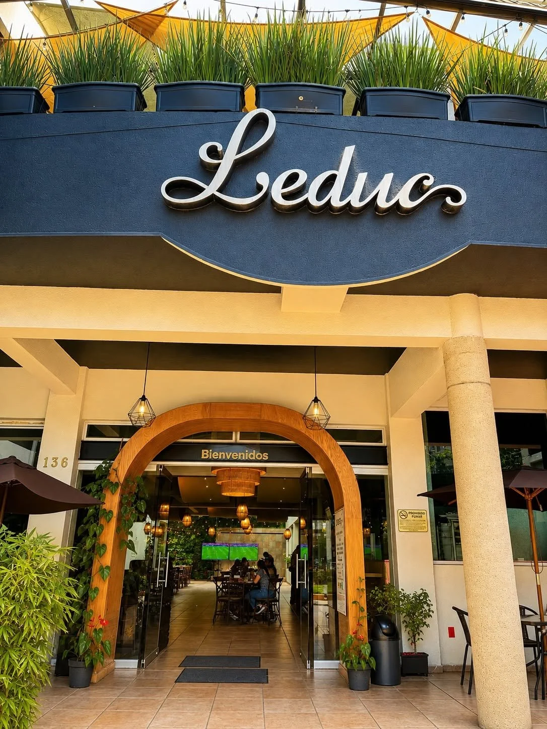 Vista exterior de la entrada de Leduc 136, listo para recibir a nuestros comensales