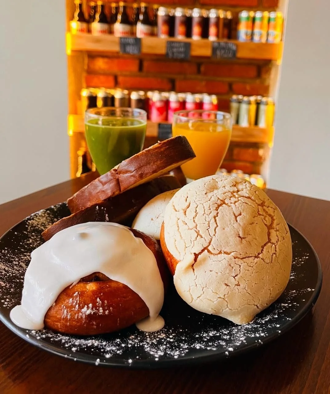 Desayuno con panne, galleta, fruta, jugo de naranja y té verde.