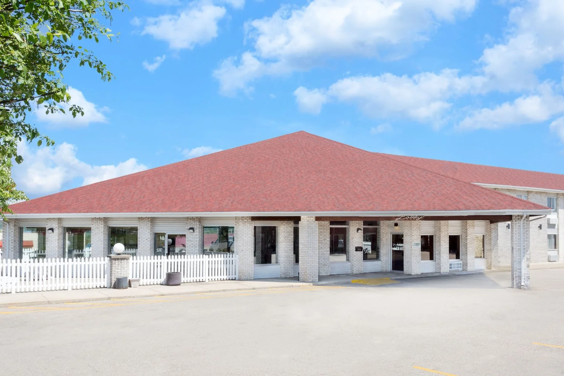 Exterior of Days Inn Jackson at 972 E Main St