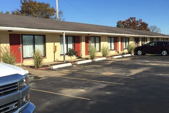 Exterior of Town and Country Motel Piketon at 7137 US Highway 23