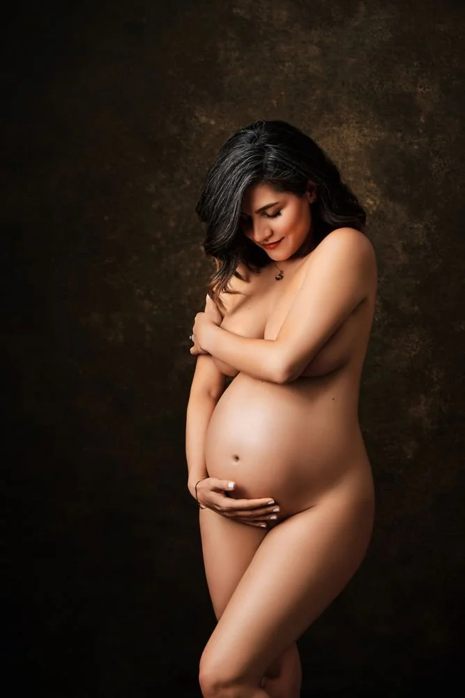 Maternity photography in Austin, Texas by Breeanna Rose Photography. Dark painterly fine art maternity portrait.