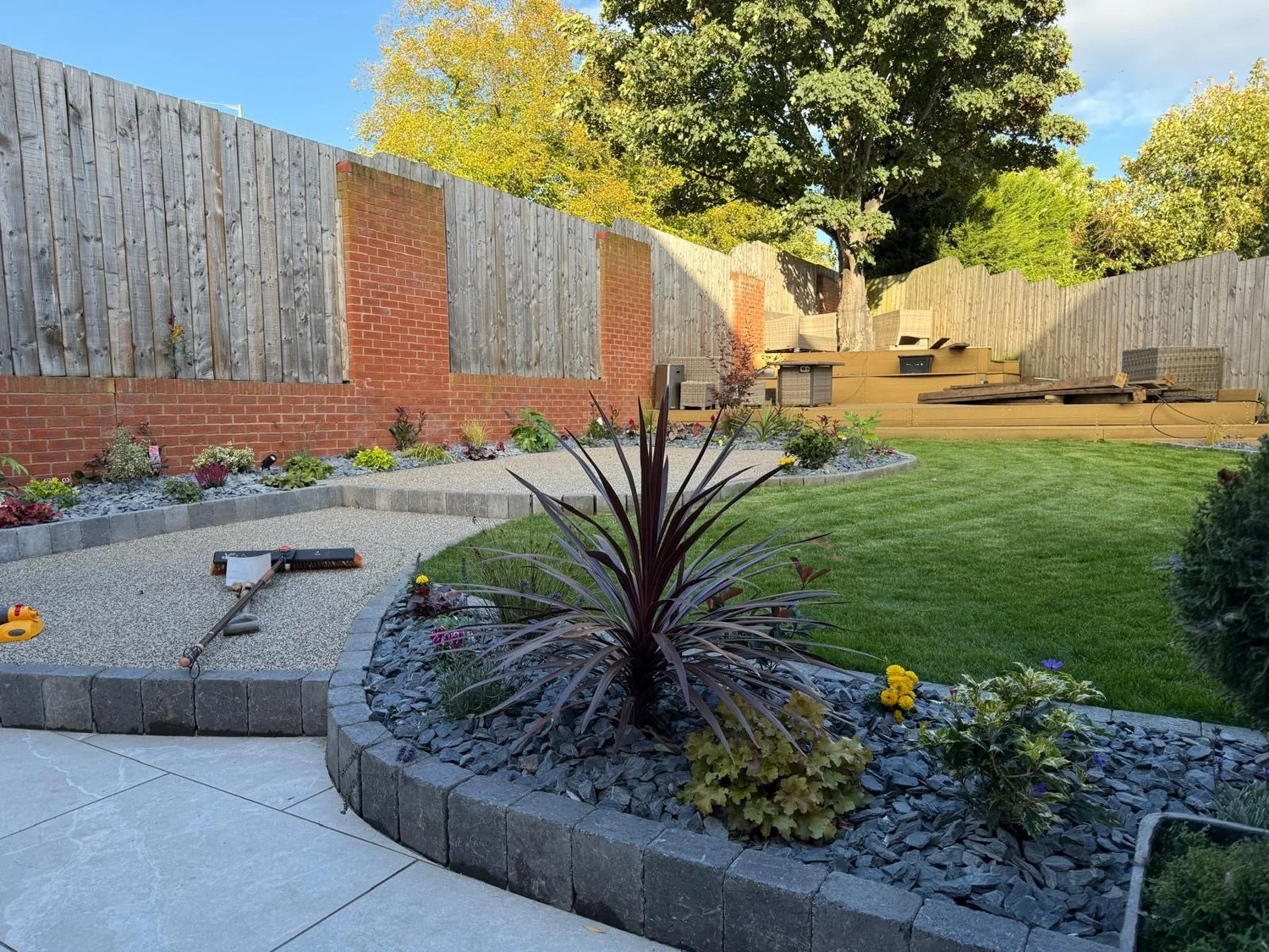 Curved beds, slate chippings and specimen planting