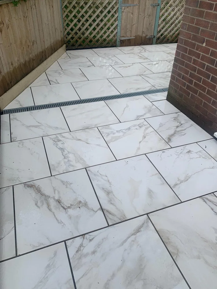Marble-effect porcelain patio with a linear drain
