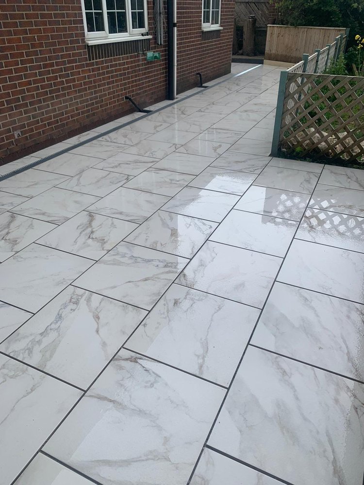 Marble-effect porcelain side patio