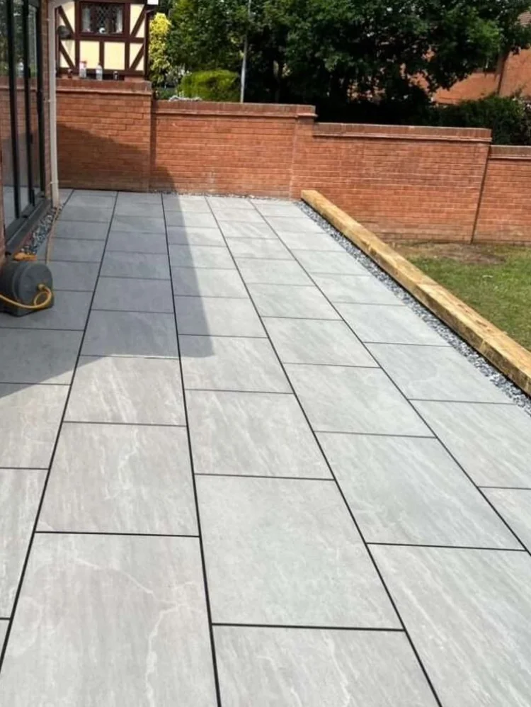 Grey porcelain patio with a sleeper edge
