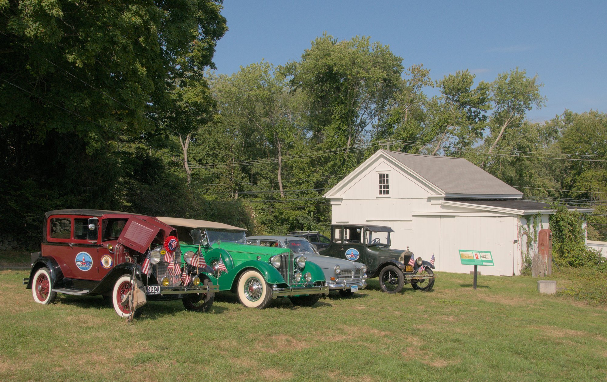 1940s Swinging Jazz, 2022: vintage cars on the lawn