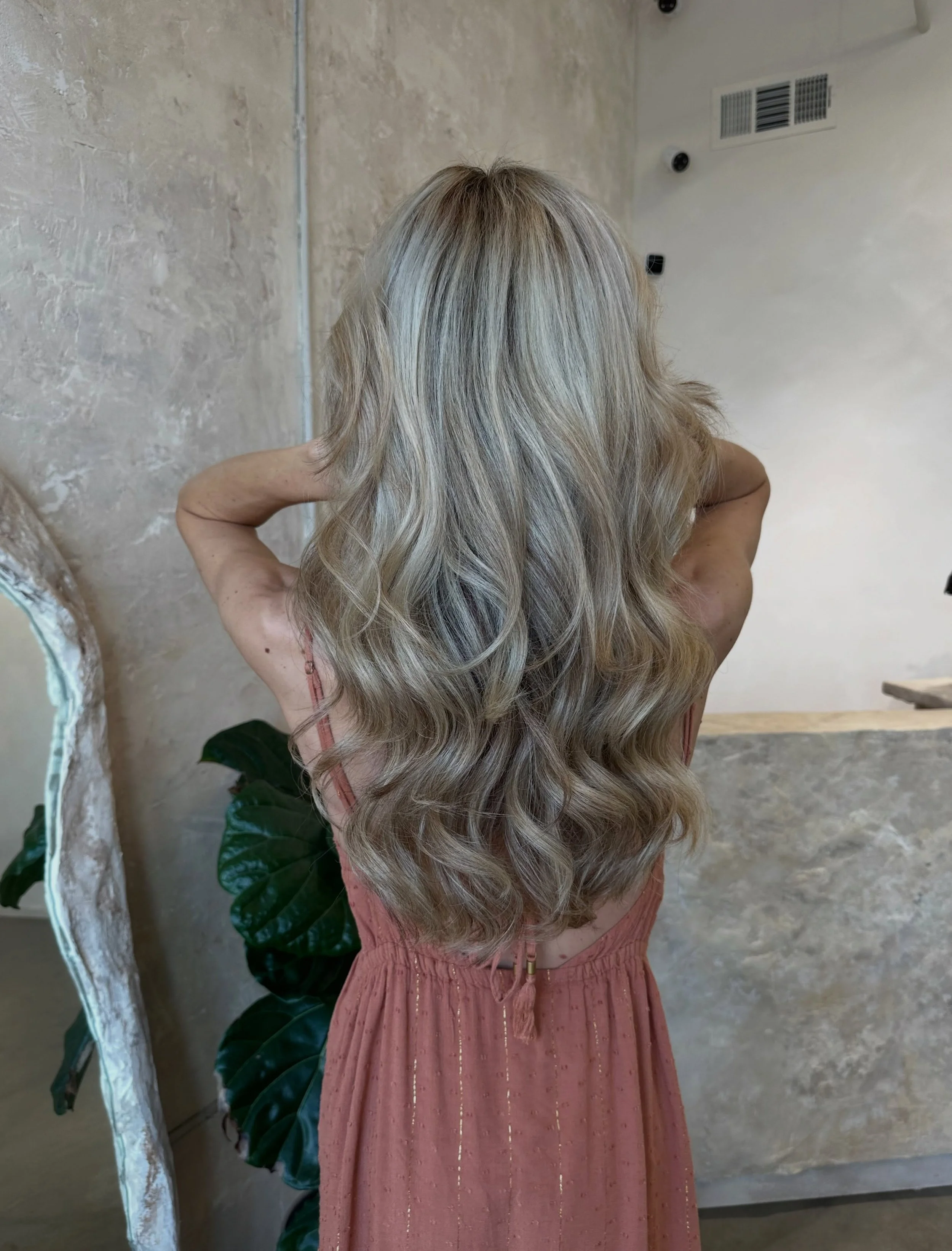 A little correction color transformation, a lot of dimension, and 7 inches gone! ✂️🤎

@kelsey_long_artistry came in with a bit of a color challenge after attempting to highlight her own hair, leaving behind bright orange tones, uneven blonde, breaka