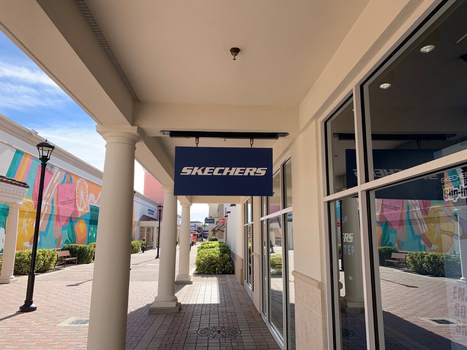 skechers-orlando-premium-outlets-int-l-drive-orlando-fl-blade-sign.jpg