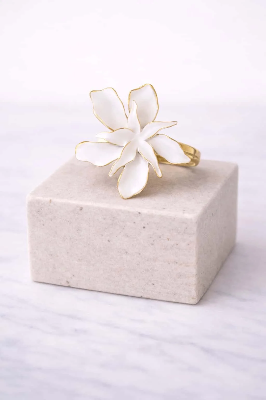 grosse bague fleur blanche couleur or