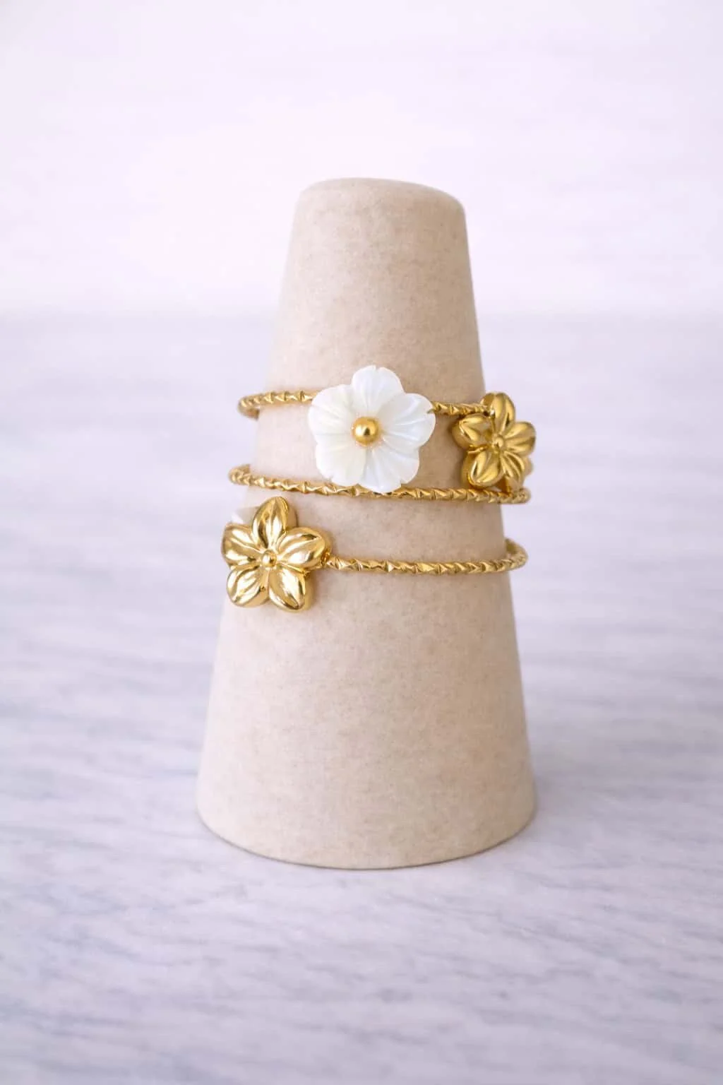 petite bague fleur blanche couleur or